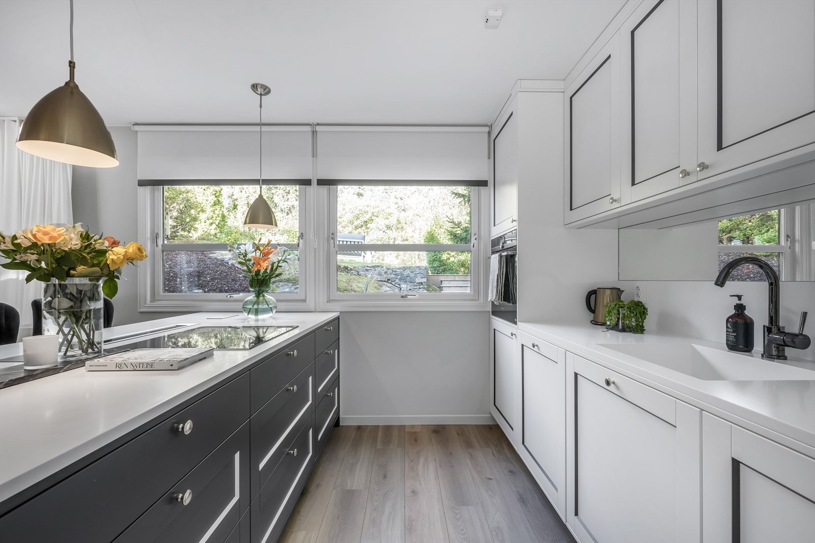 Kjøkkenet fremstår både delikat og praktisk Galleribilde