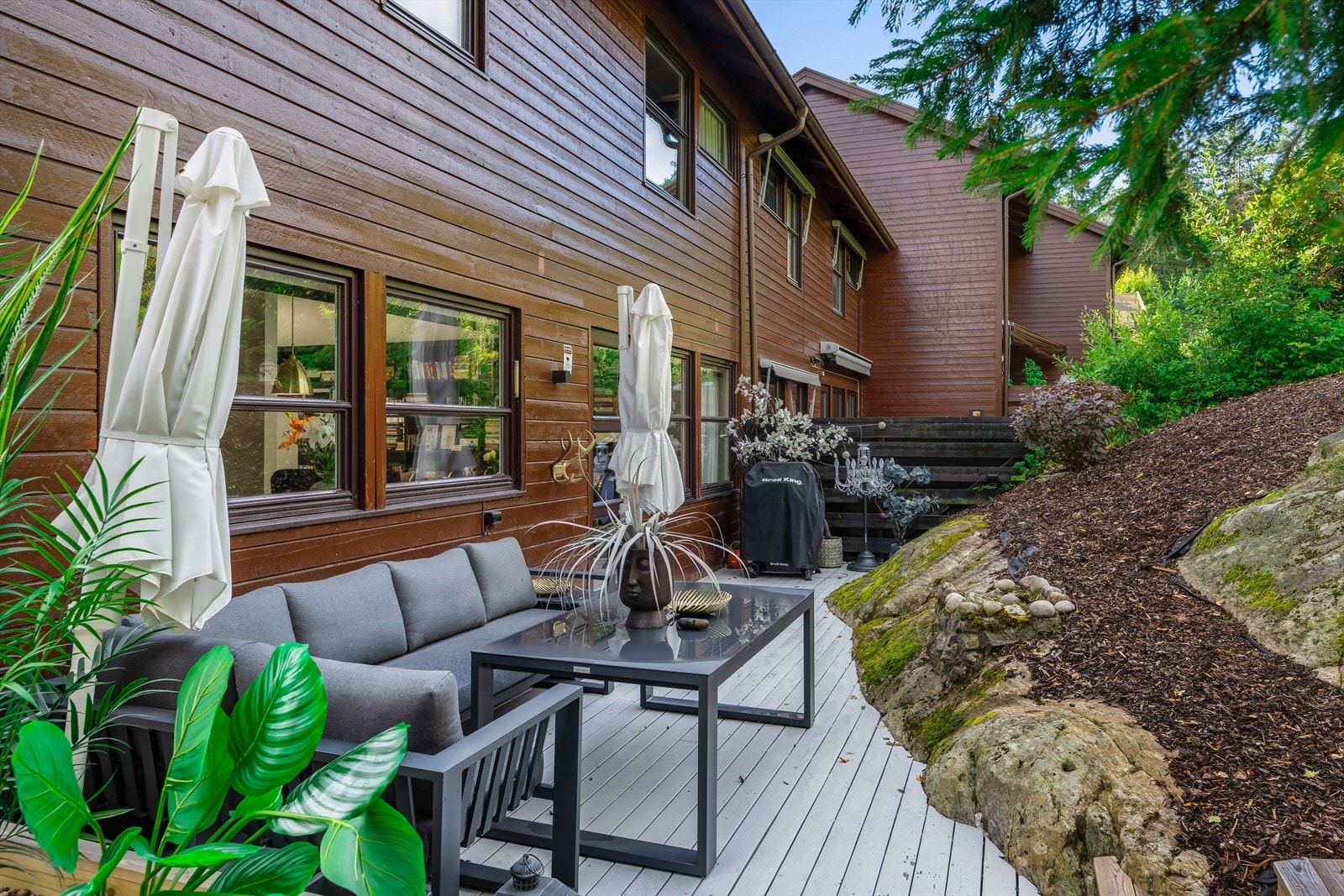 Vestvendt, solrik markterrasse Galleribilde