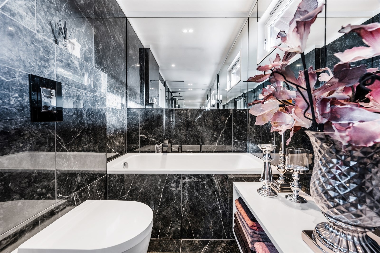 Innmurt, flislagt badekar Galleribilde