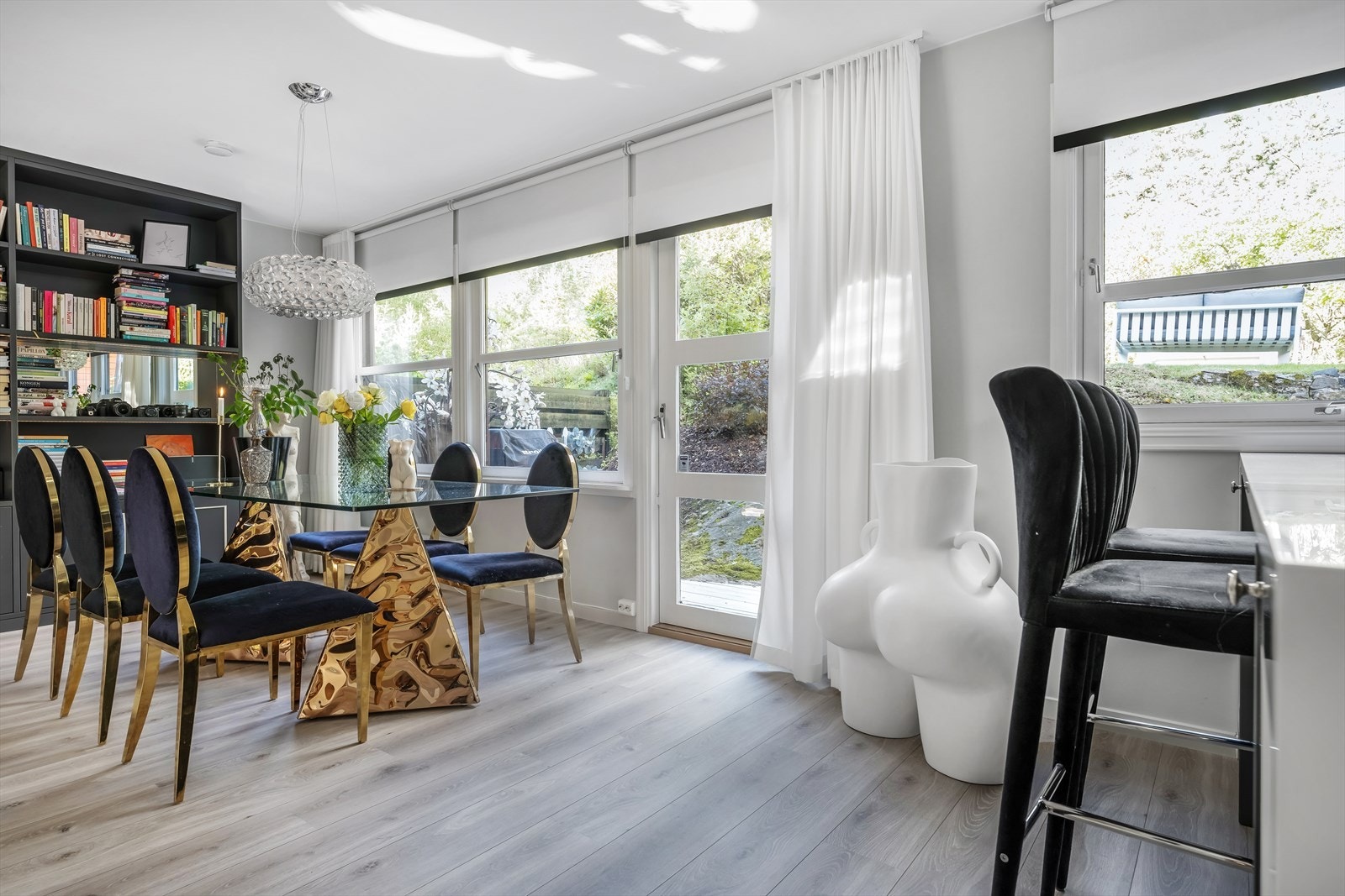 Det er utgang til både øst- og vestvendt terrasse fra stuen/ spisestuen Galleribilde