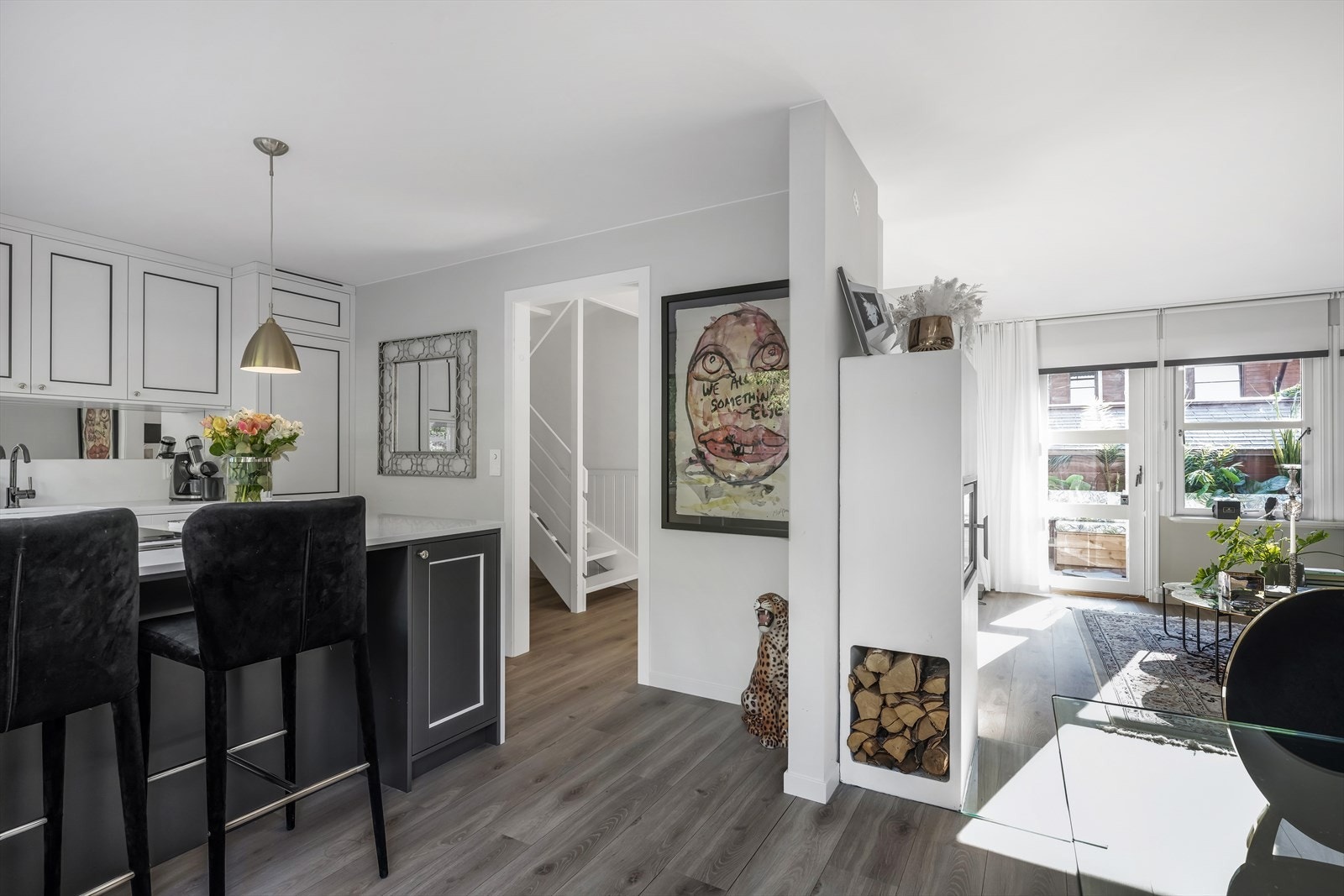 Boligen har en god planløsning med naturlig sirkulasjon i stuen Galleribilde