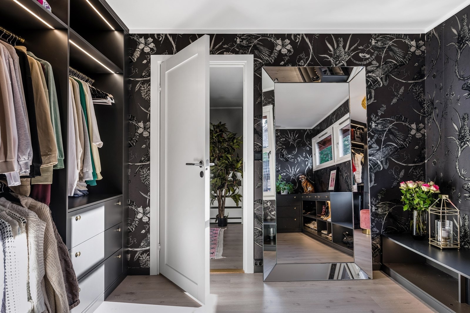 Garderoberom med tilpasset skapløsninger Galleribilde