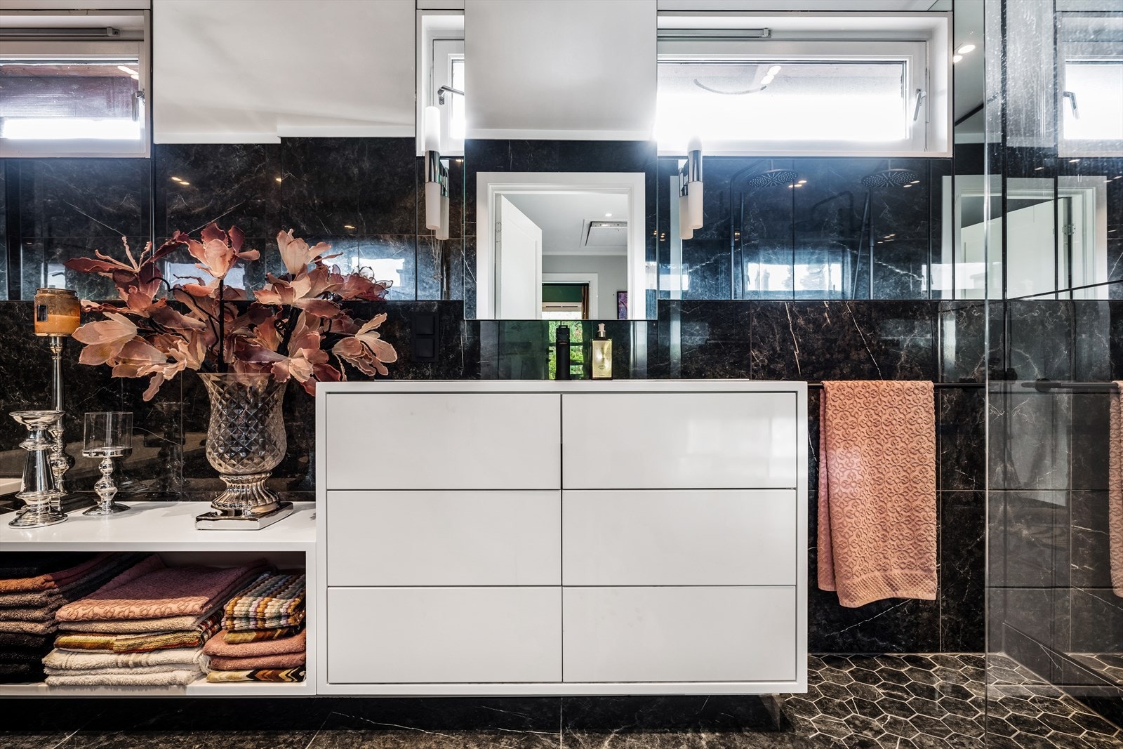 Delikat, flislagt baderom fra 2018 Galleribilde