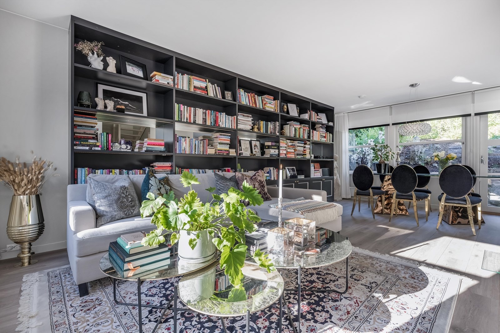 Det er god plass til både sofa- og spisegruppe Galleribilde