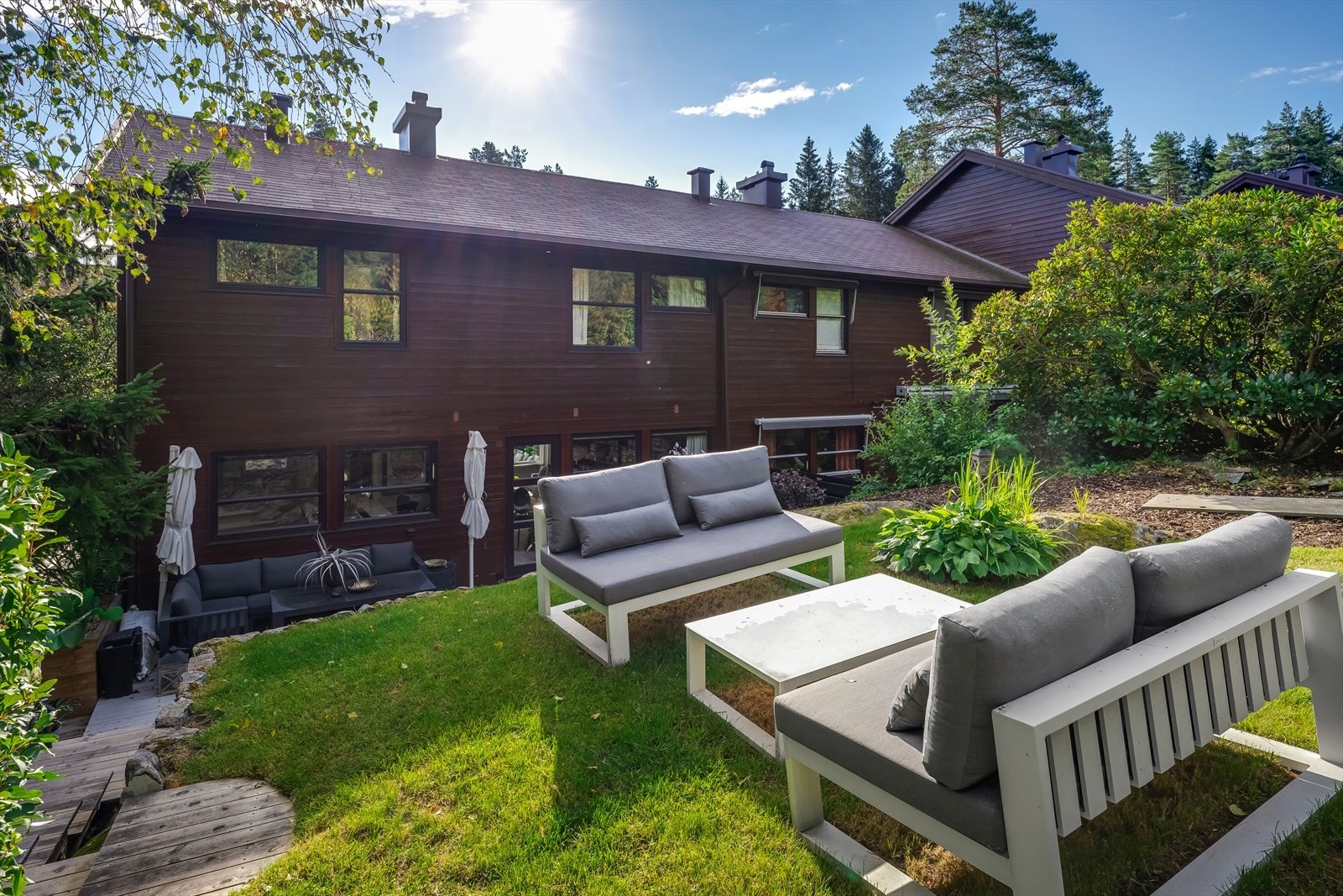 Flere solrike og pent opparbeidende uteplasser og hage. Galleribilde