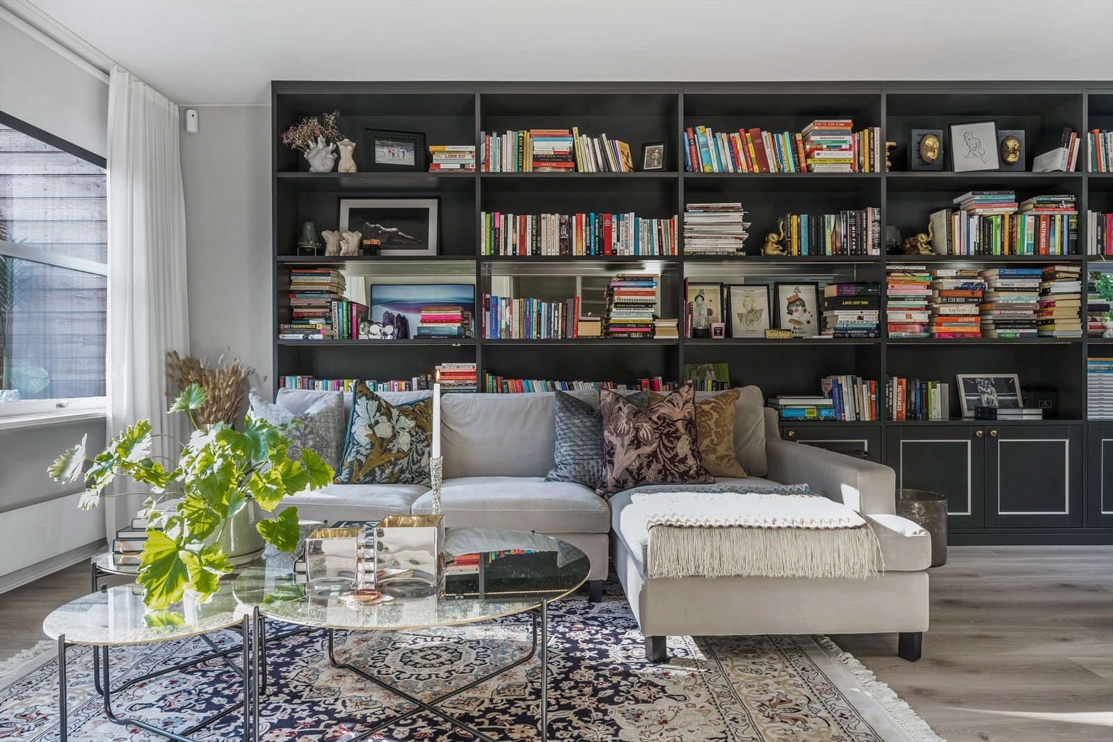 Stilfull, plassbygd bokhylle i stuen Galleribilde