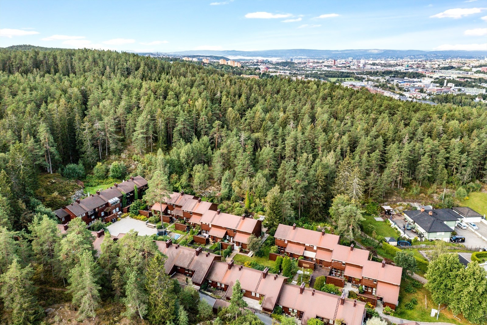Veletablert og barnevennlig boligområde i grønne og idylliske omgivelser. Galleribilde