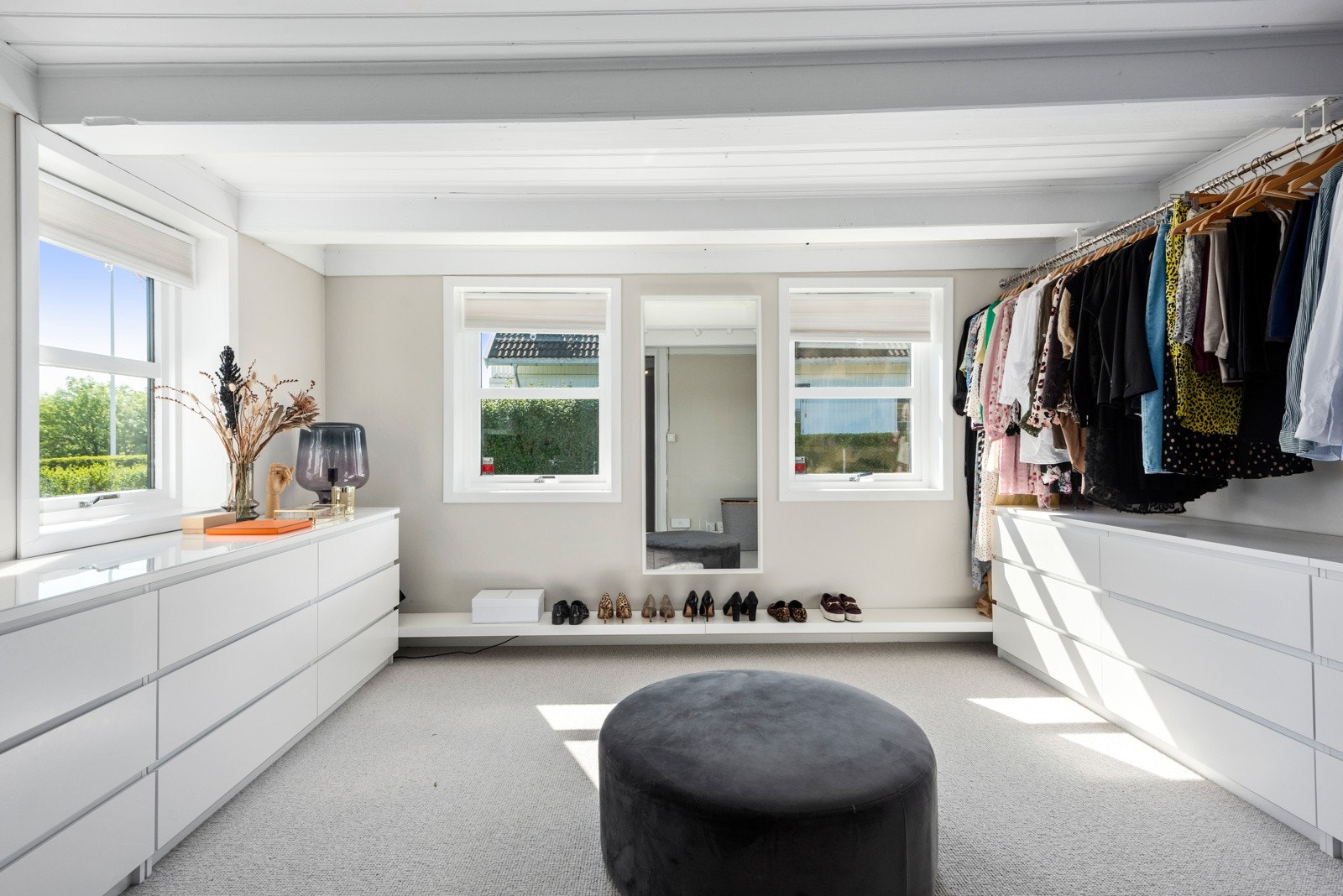 Får man noen gang for mye oppbevaringsplass? Dette rommet er innredet som et stort walk-in closet med gode oppbevaringsløsninger. Galleribilde