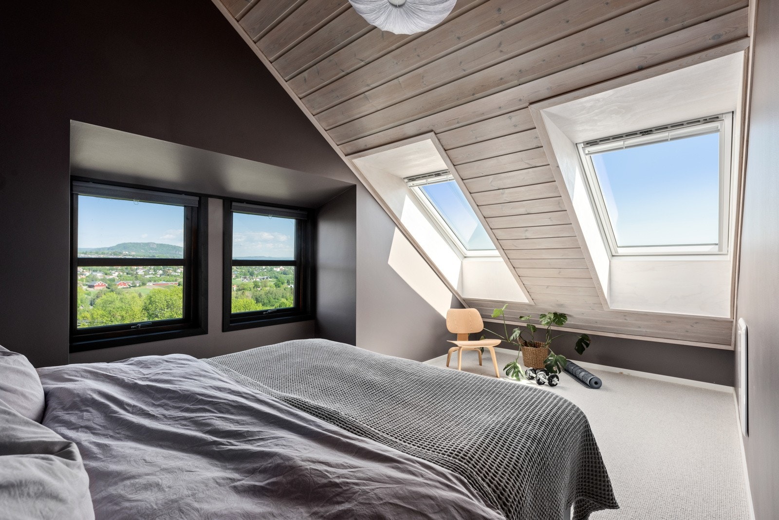 Hovedsoverommet har teppegulv som er behagelig å gå på og er malt i avslappende farger. Galleribilde