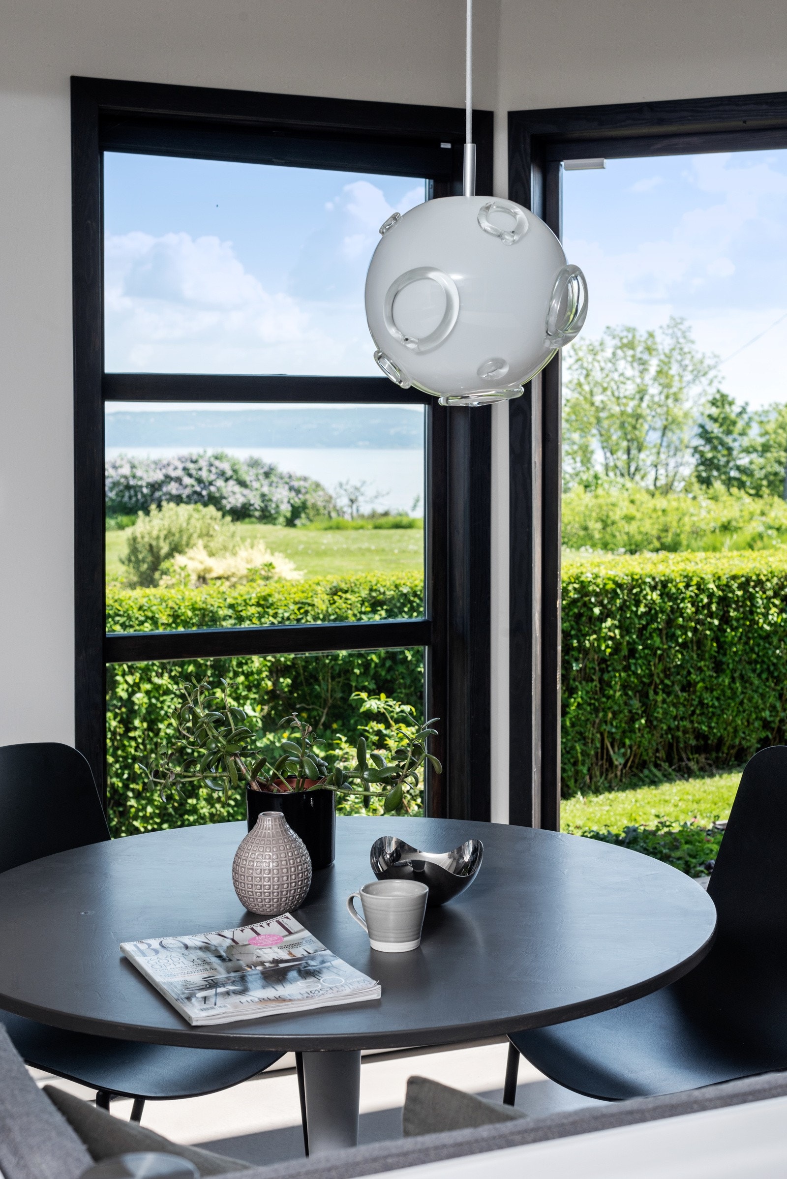 Innta frokosten mens man hviler øynene på fjorden og ser på skipene som glir stille inn fjorden. Galleribilde