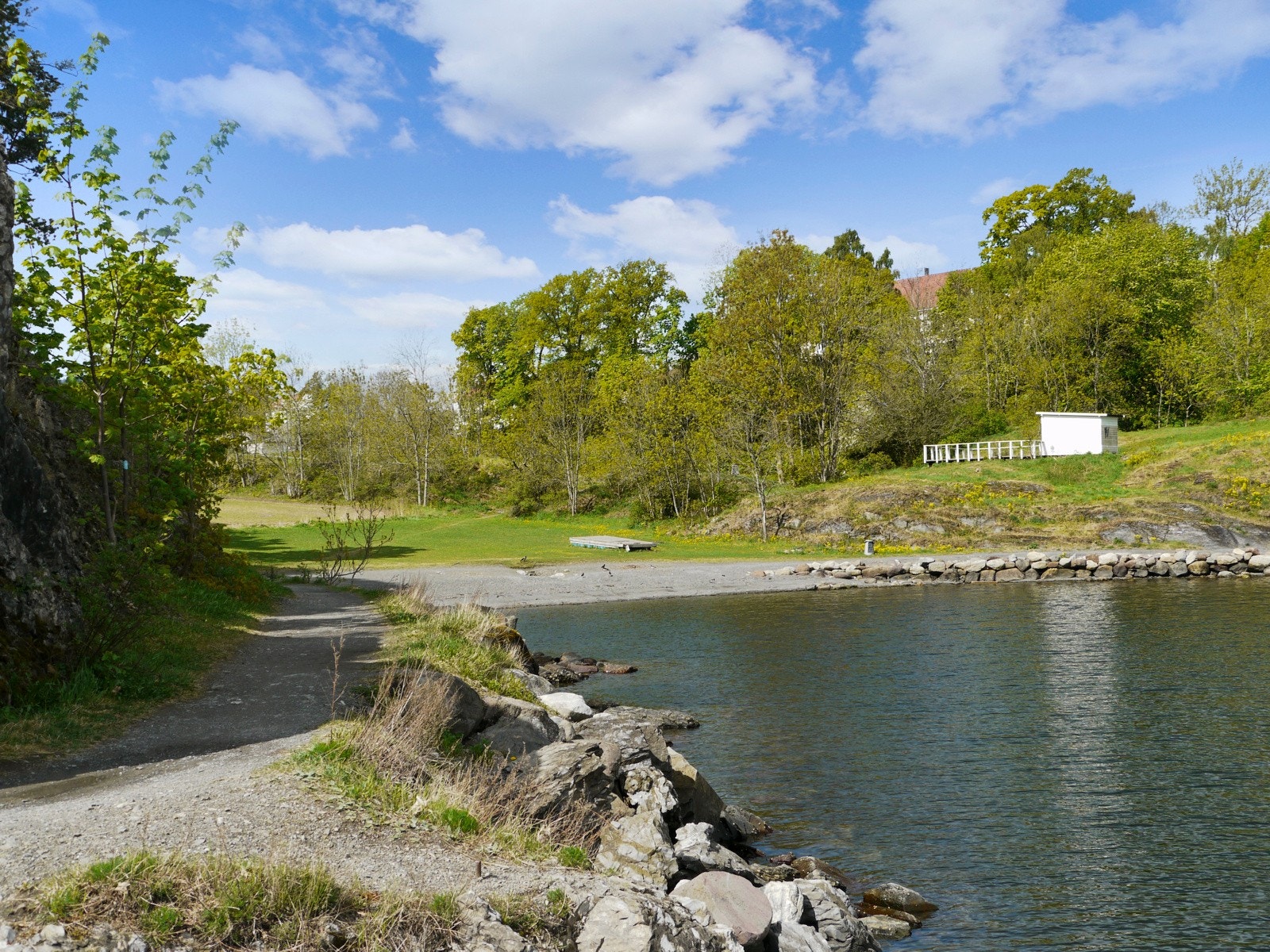 Blakstadbukta er en annen populær badeplass som ligger litt bortenfor seilforeningen. Galleribilde