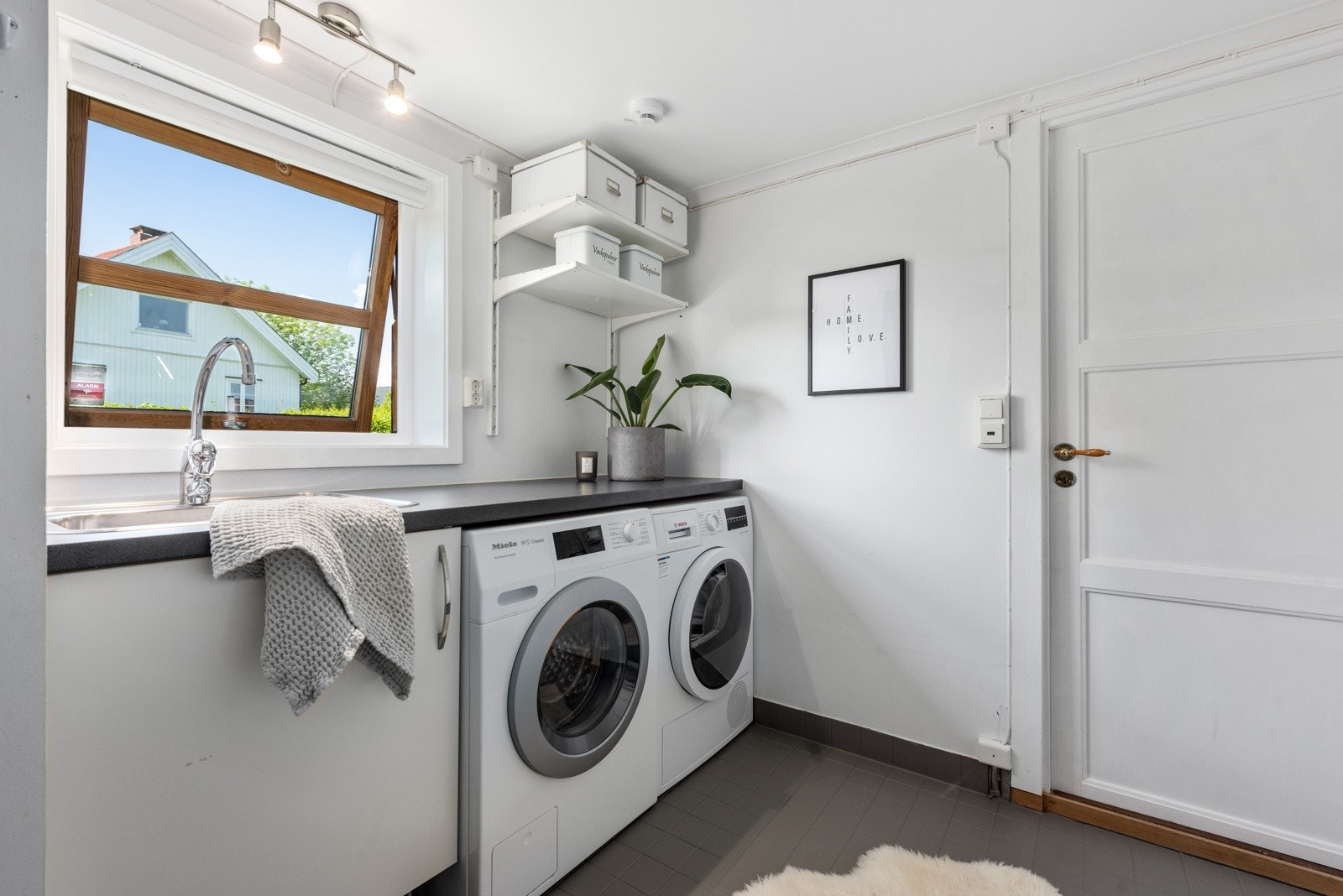 Eget vaskerom står høyt på manges ønskeliste! Her får man et praktisk vaskerom med plass til å tørke og sortere klær. Galleribilde