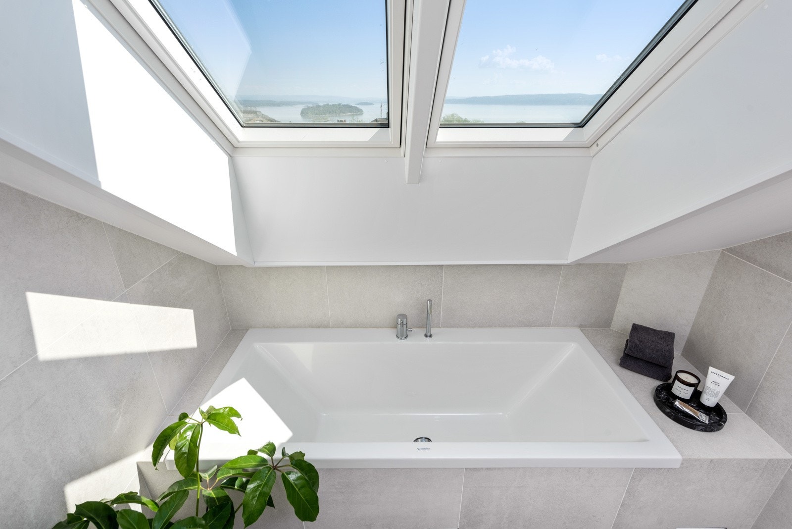 Her kan man ligge i badekaret og titte opp på stjernehimmelen. Galleribilde