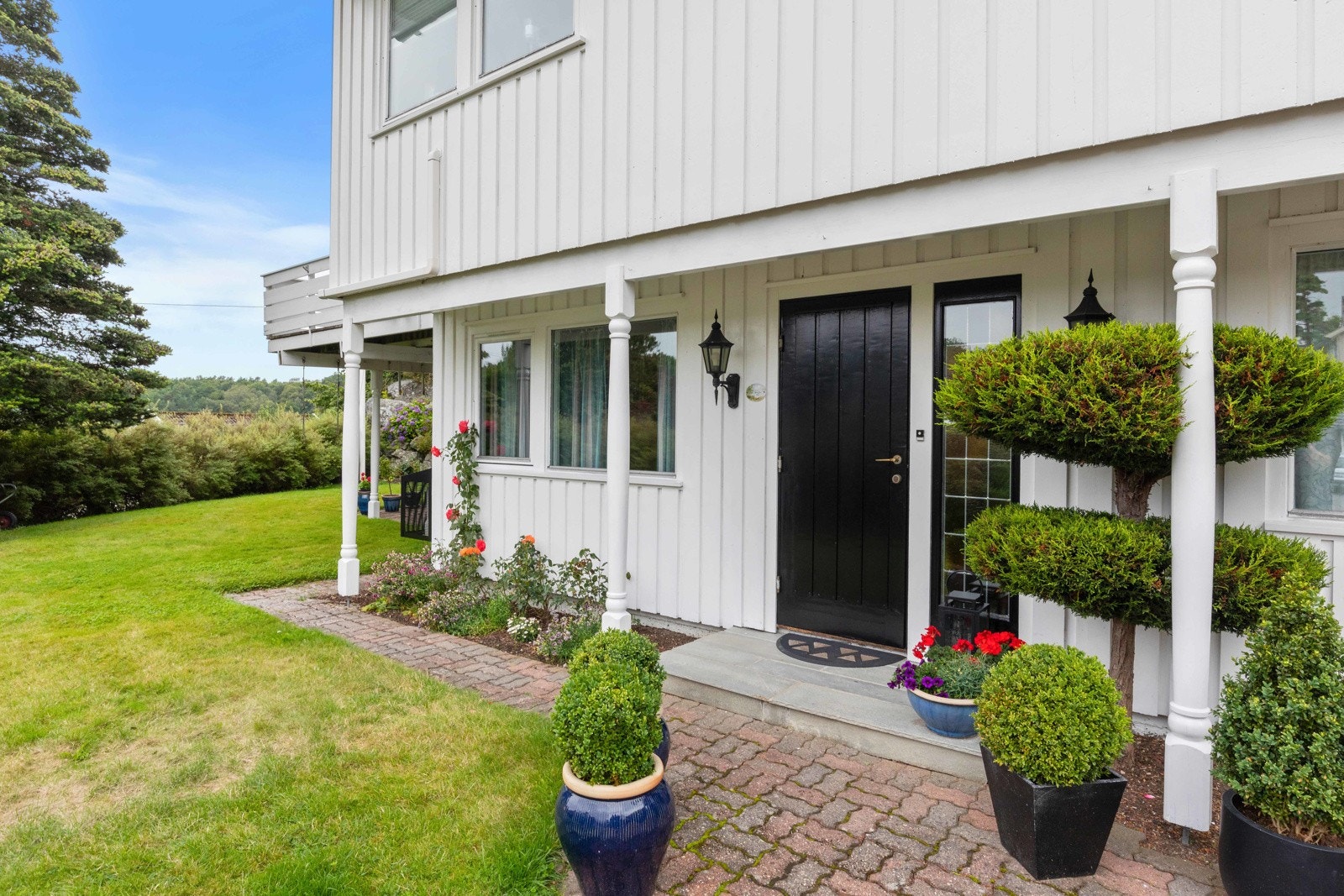 Hyggelig inngangsparti ønsker deg velkommen Galleribilde