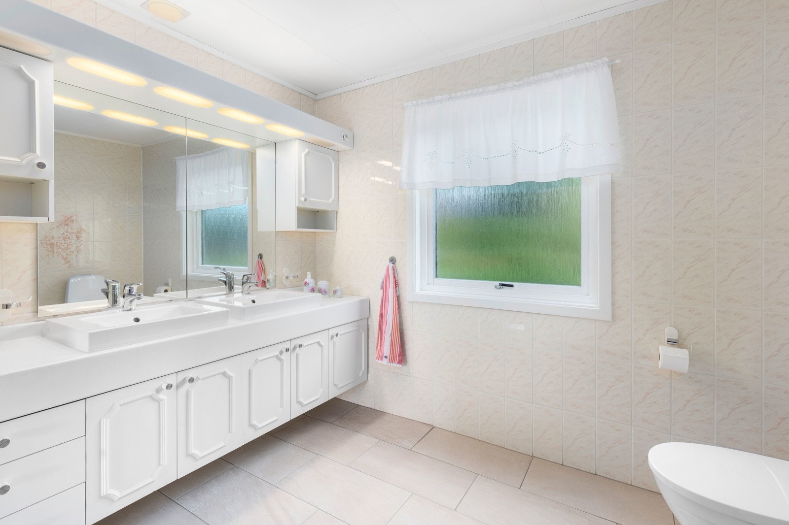 Stort velutstyrt bad i 1. etasje Galleribilde