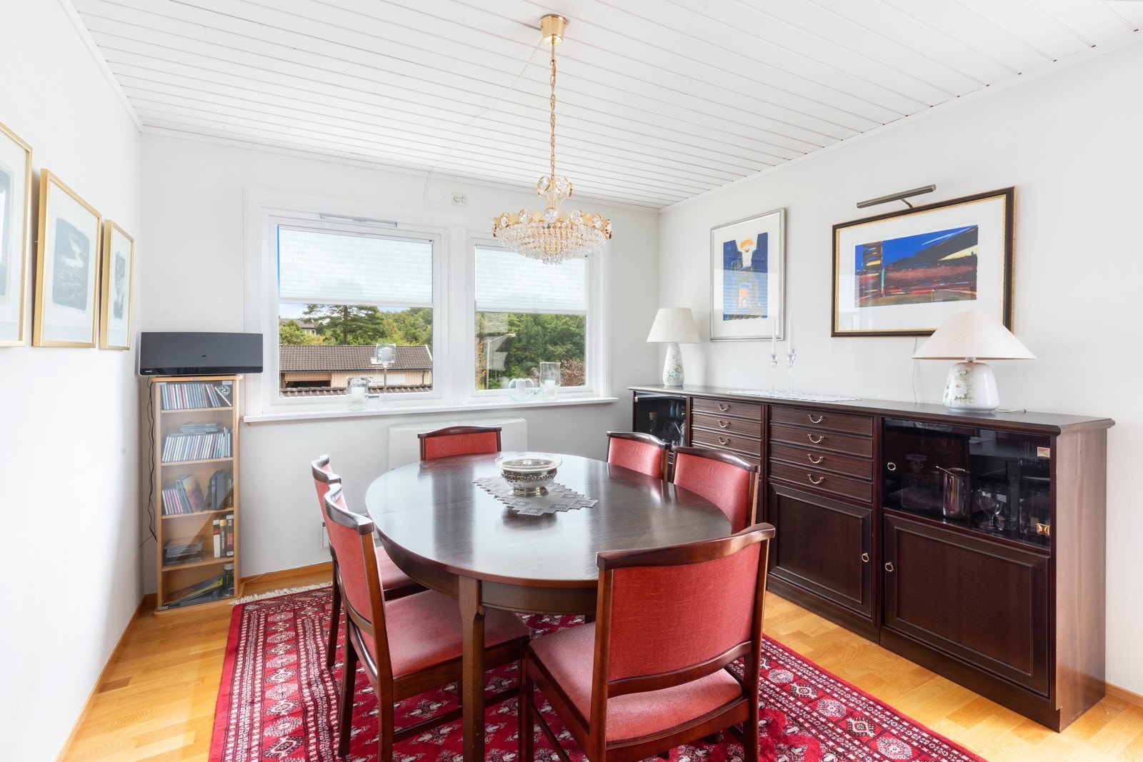 God plass til spisestuemøblement Galleribilde