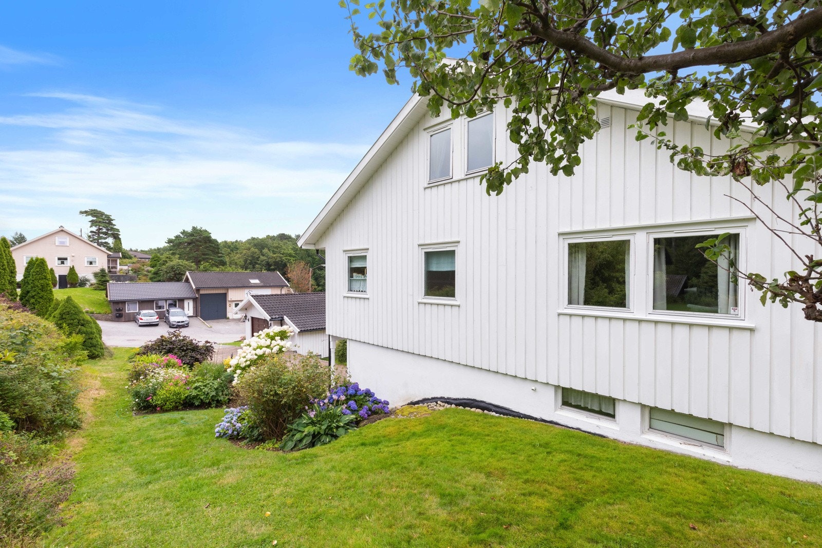 Mange fine uteplasser på tomten Galleribilde