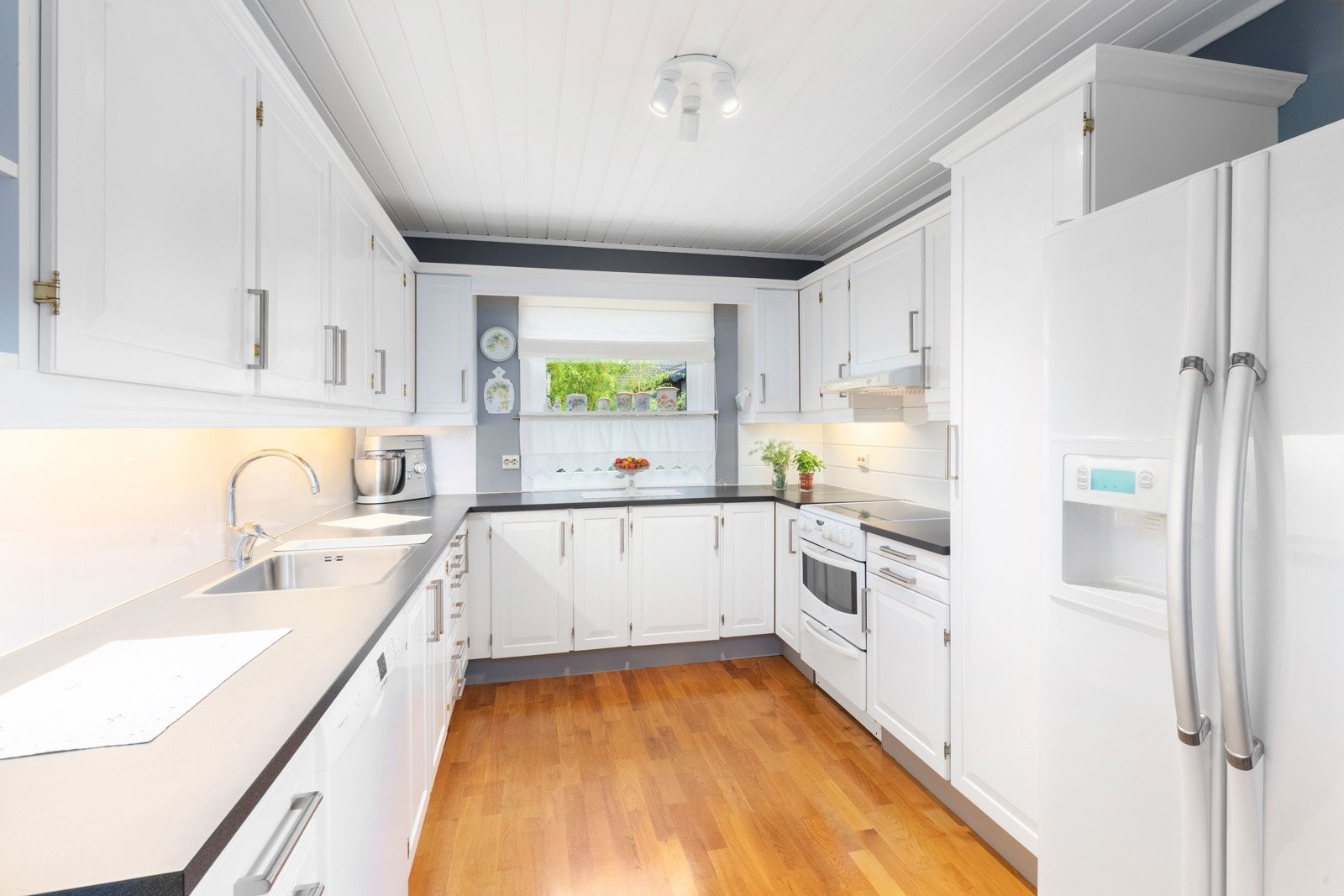 Kjøkkenet er fra Strai og frontene er nymalte Galleribilde