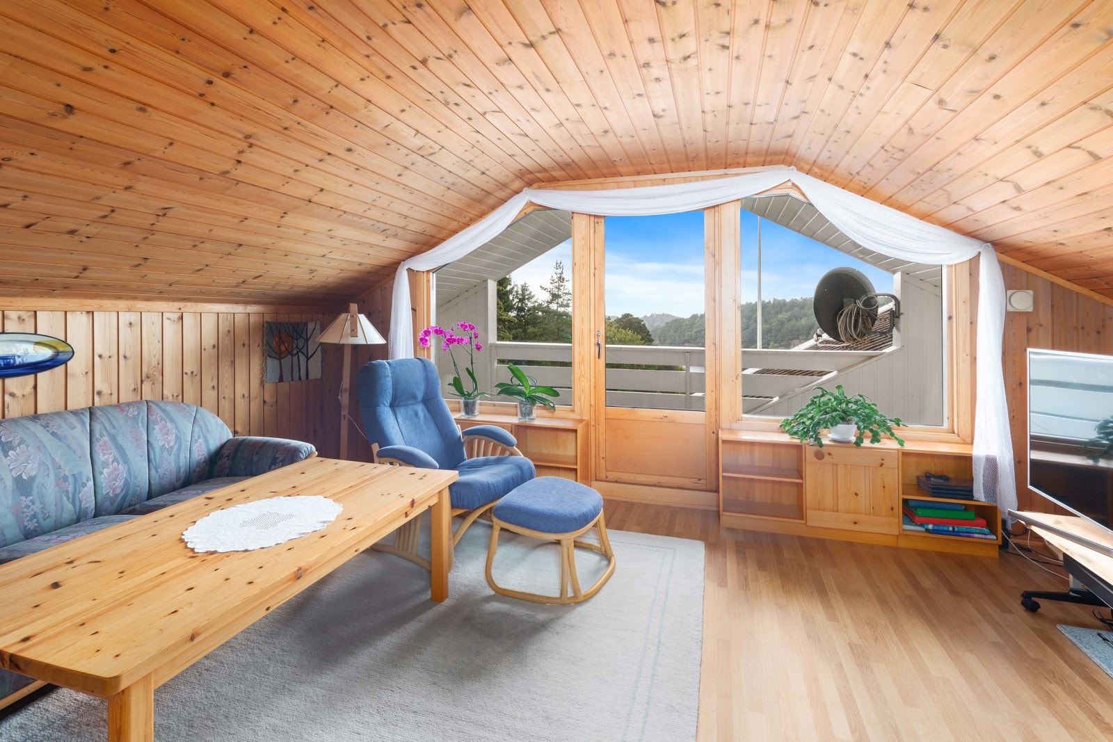 Loftstue (ikke søkt godkjent for varig opphold) og utgang til veranda Galleribilde