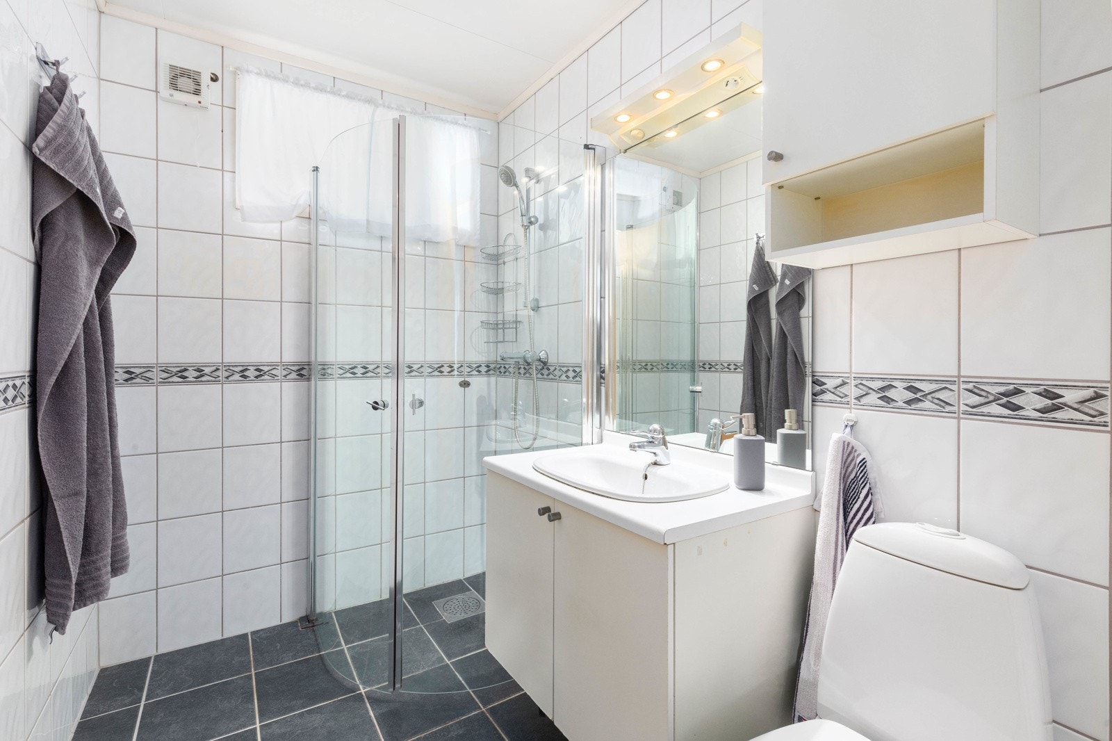 Flislagt dusjbad nede Galleribilde