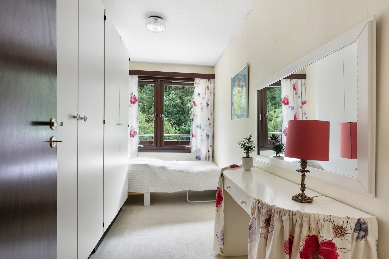 Et av de to minste soverommene, også her er det plass til gode garderobeløsninger Galleribilde