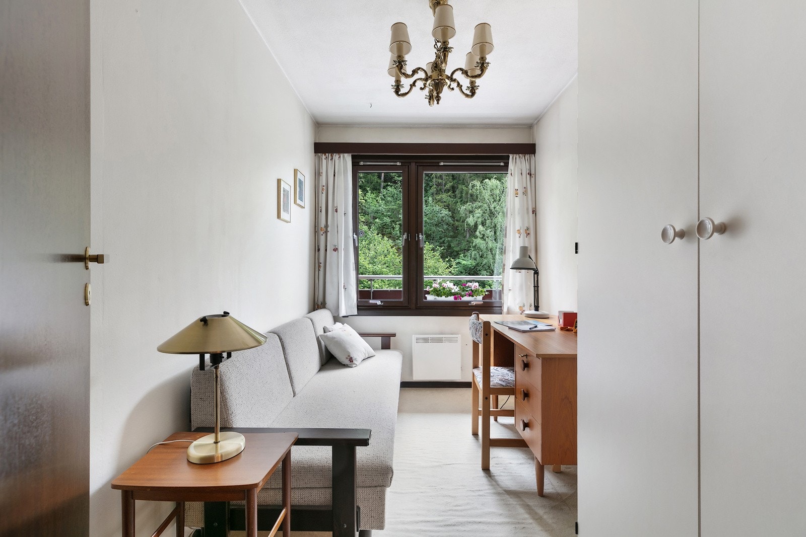 Boligen har to soverom med plass for dobbeltseng, og to mindre soverom som passer fint til å innredes med enkeltseng Galleribilde