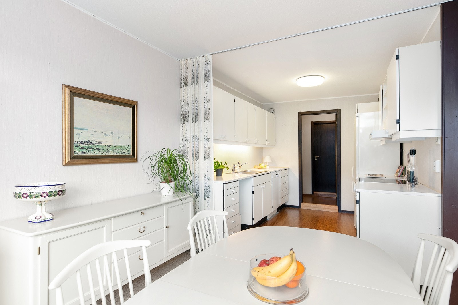 Spisestue med åpen tilgang til kjøkken Galleribilde