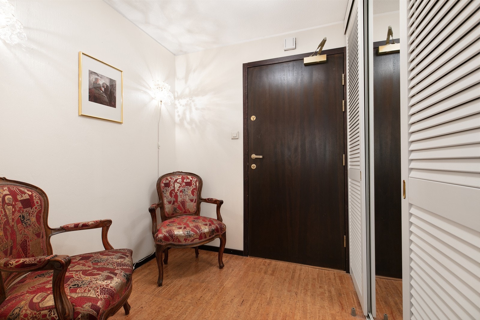 Entré med skyvedørsgarderobe og god plass for ytterligere oppbevaringsløsninger Galleribilde