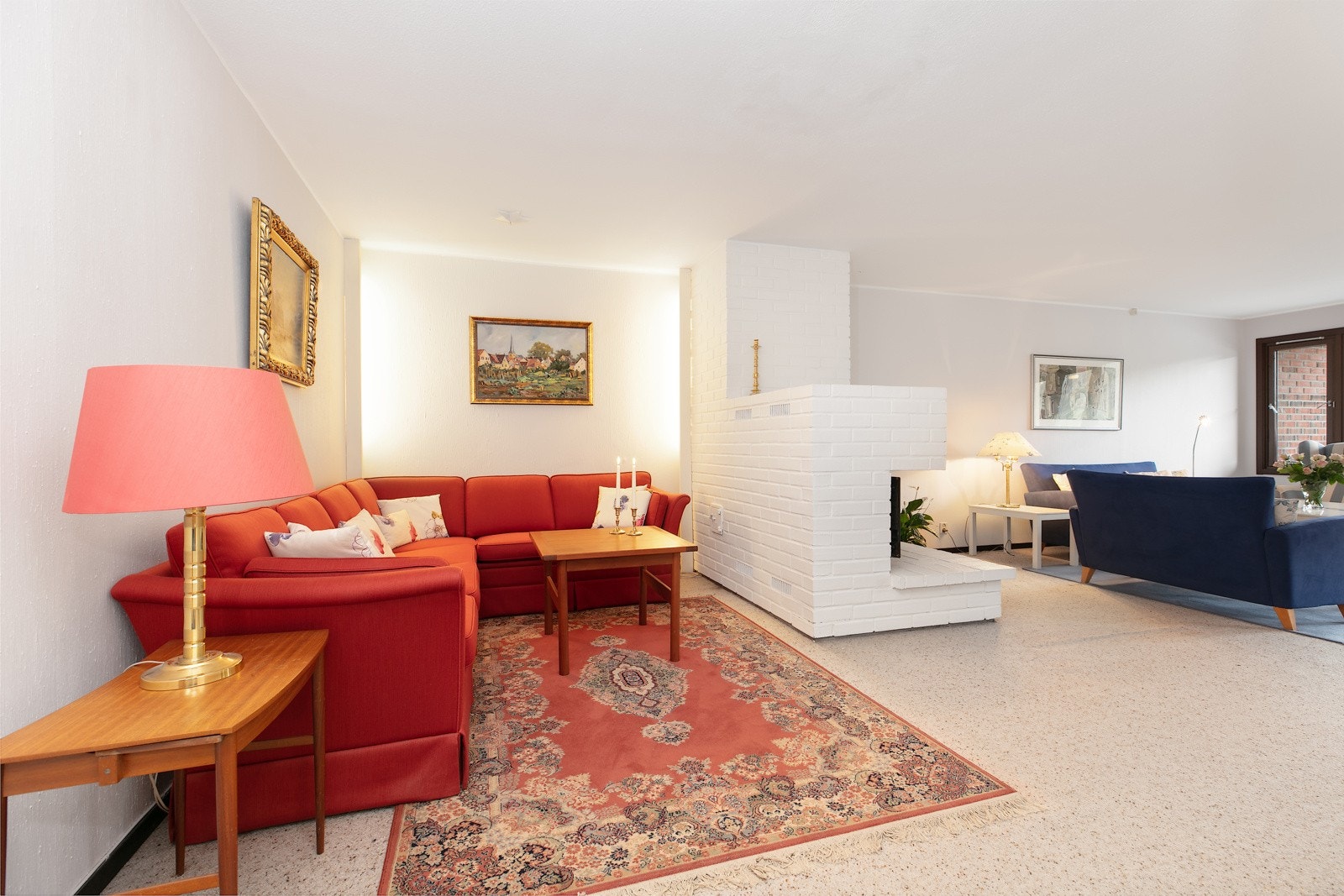 Stuen rommer to ulike sofagrupper, og får flott lysinnfall fra vinduer mot egen balkong Galleribilde