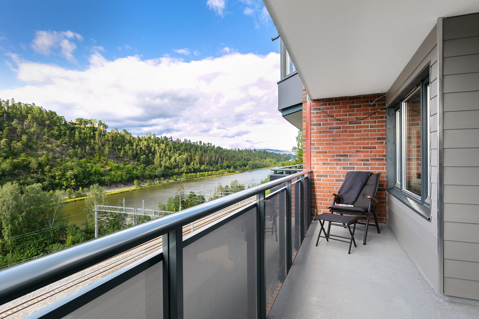 Balkongen ved stue ligger over Malmskriverveien, og har utsikt ut over Engervannet Galleribilde