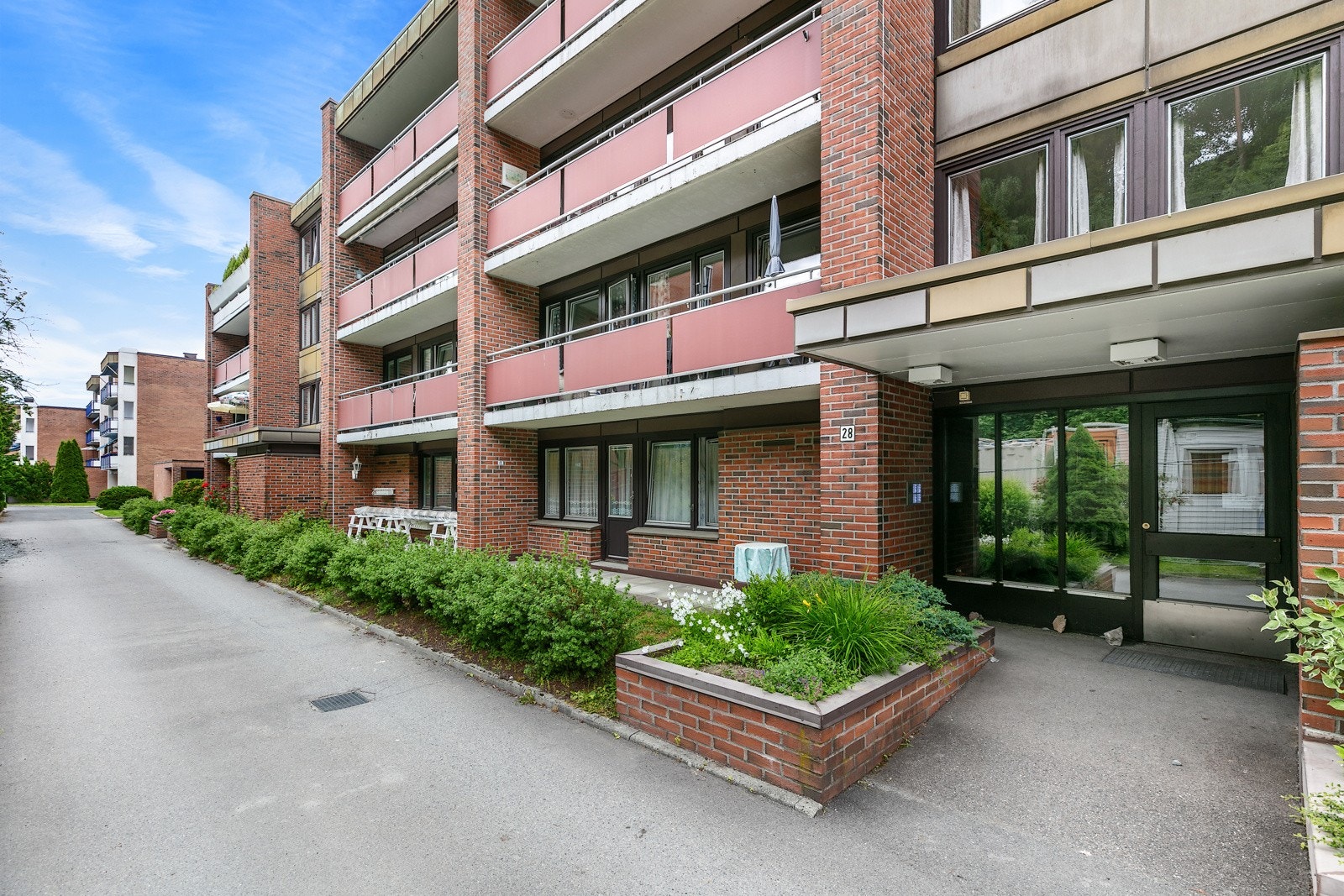 Boligen er på 129 m² og ligger i 4. etasje i en lav boligblokk tatt i bruk i 1984 Galleribilde