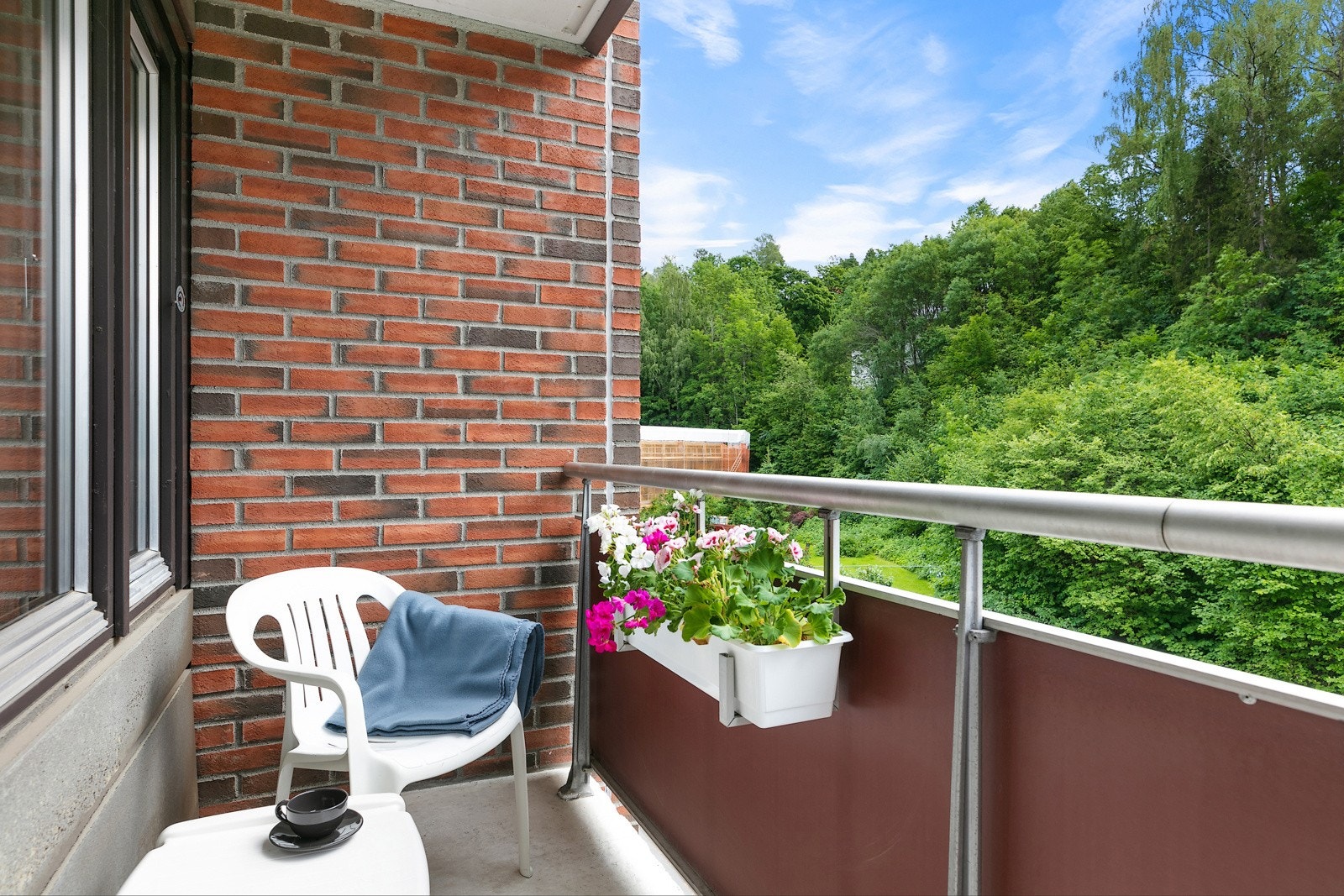 Uteplassen foran soverommene har flott morgen- og formiddagssol Galleribilde