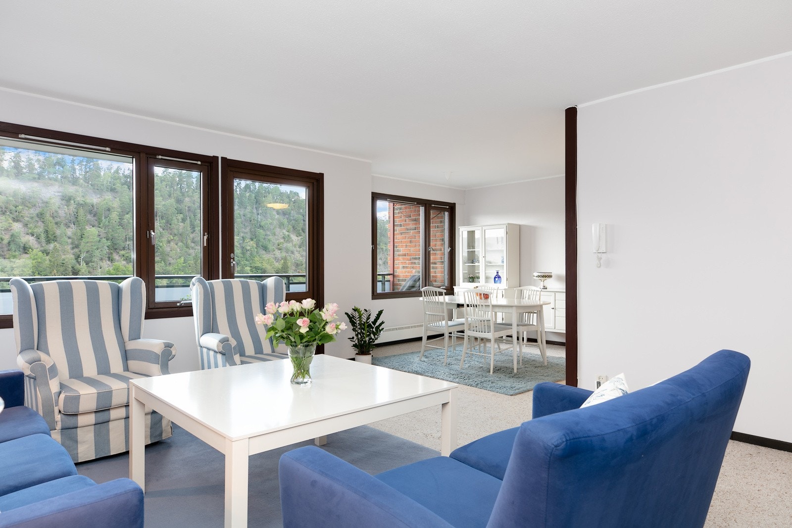 Stue med åpen adkomst til spisestue Galleribilde