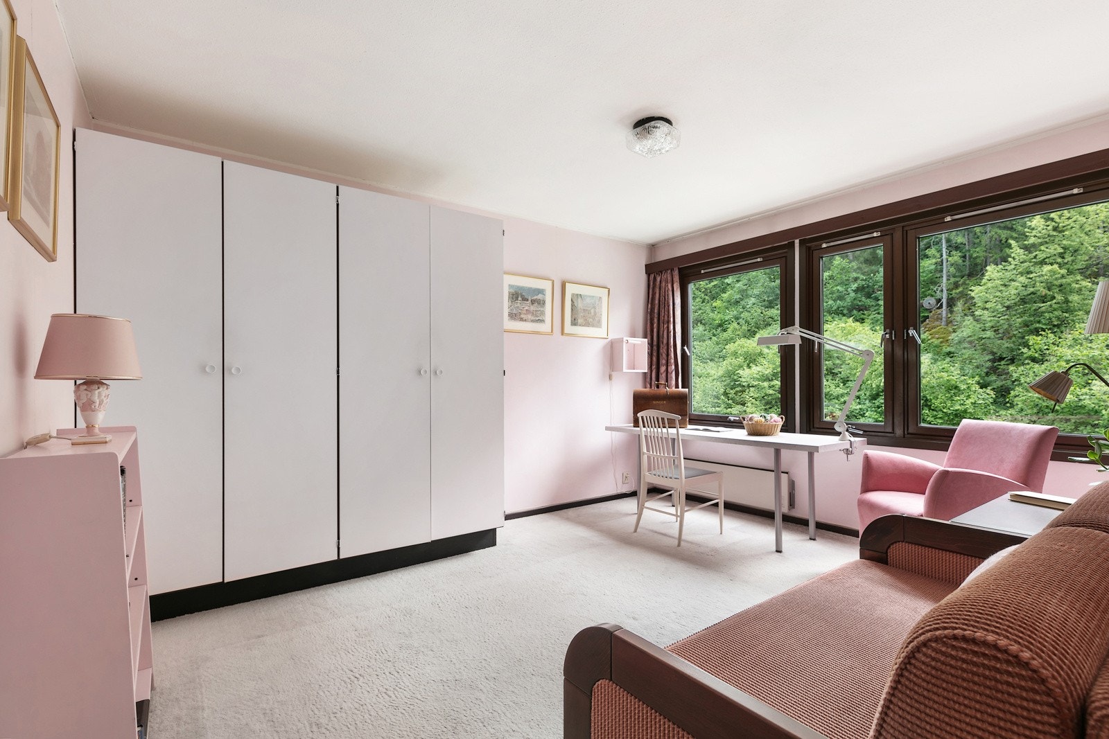 Et av de to største soverommene, med vinduer vendende mot skogholtet ved inngangsparti Galleribilde