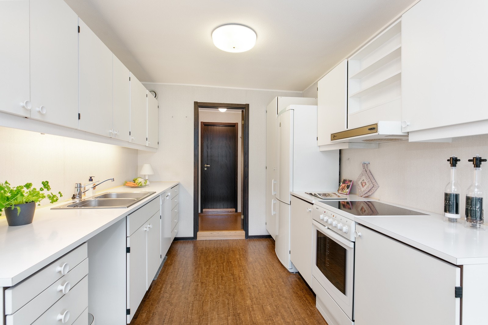 Kjøkkenet har direkte adkomst til vaskerom med varmtvannsbereder Galleribilde