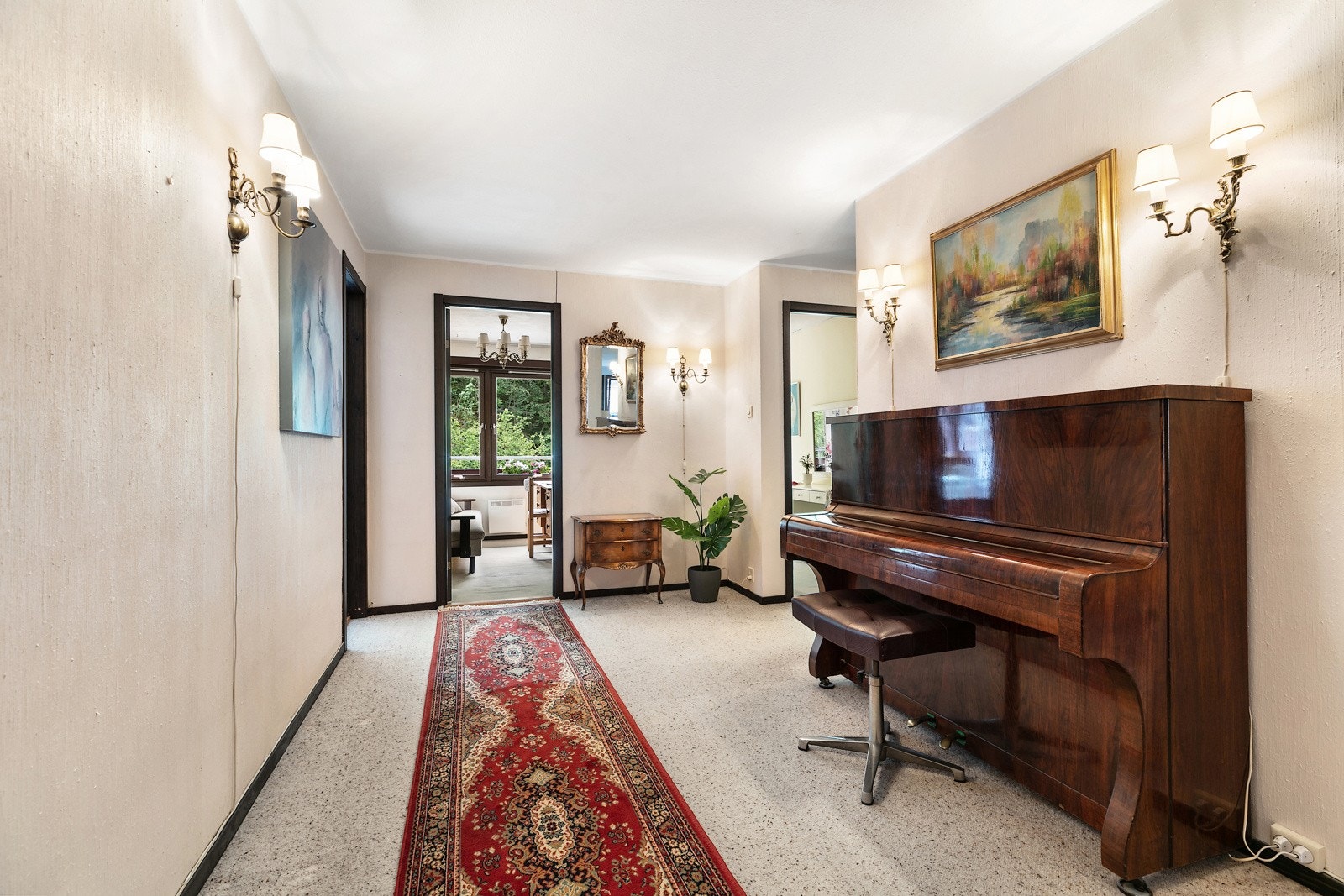 Gang/forstue med inngang til soveromsavdeling med 4 soverom, wc, bad og en bod Galleribilde