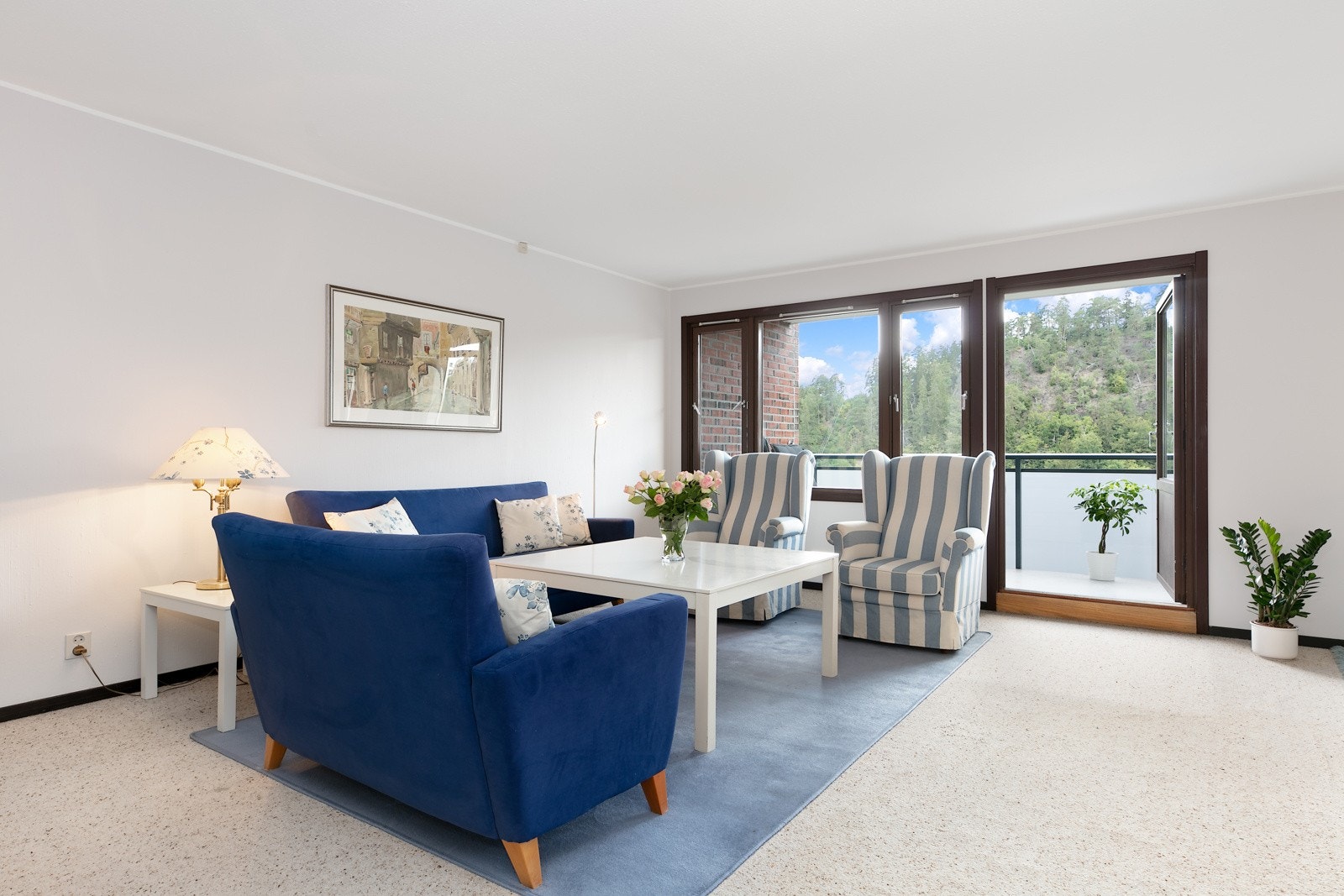 Stuen har utgang til en balkong med flott ettermiddags- og kveldssol Galleribilde