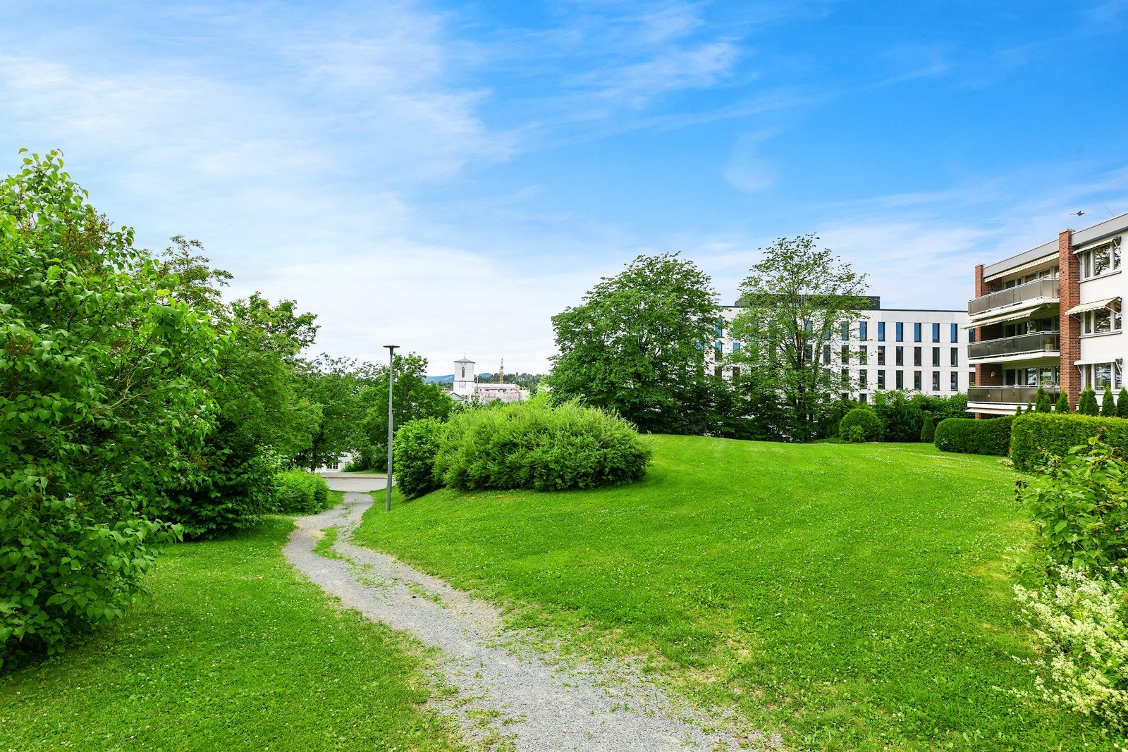 Det er kun få meter ned til Rådhuset, med enkelt tilgang til handlegater, Sandvika storsenter og Oslofjorden utenfor Galleribilde