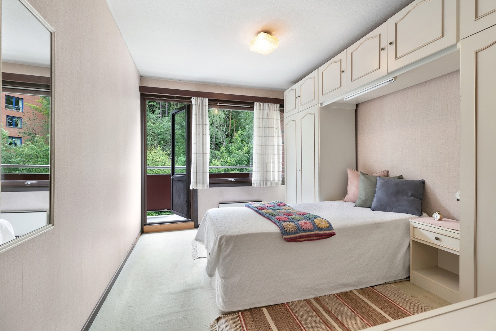 Hovedsoverom med stedstilpasset garderobe og utgang til balkong vendende mot inngangsparti/fellesarealer Galleribilde