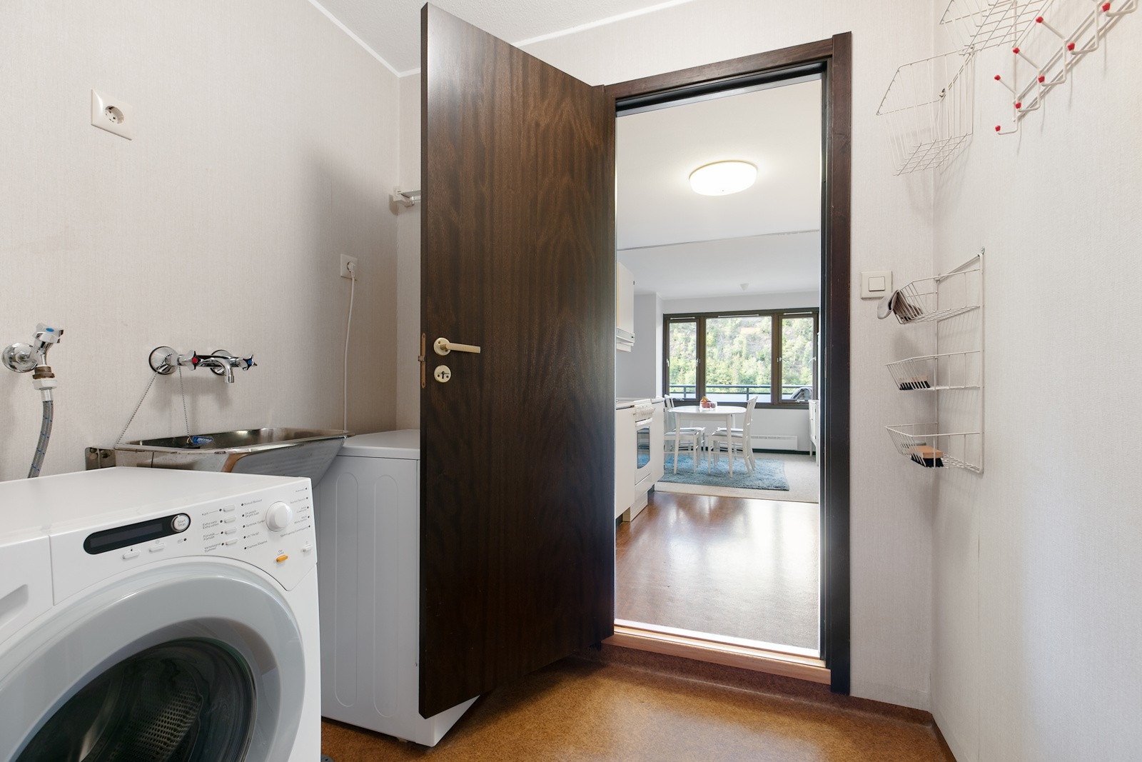 Et vaskerom med grovkum har adkomst både fra gang og kjøkken Galleribilde