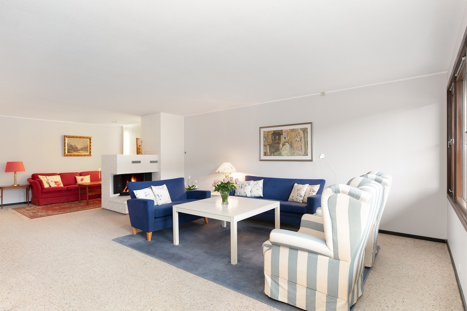 Stuen har åpen løsning inn mot spisestue og kjøkken Galleribilde