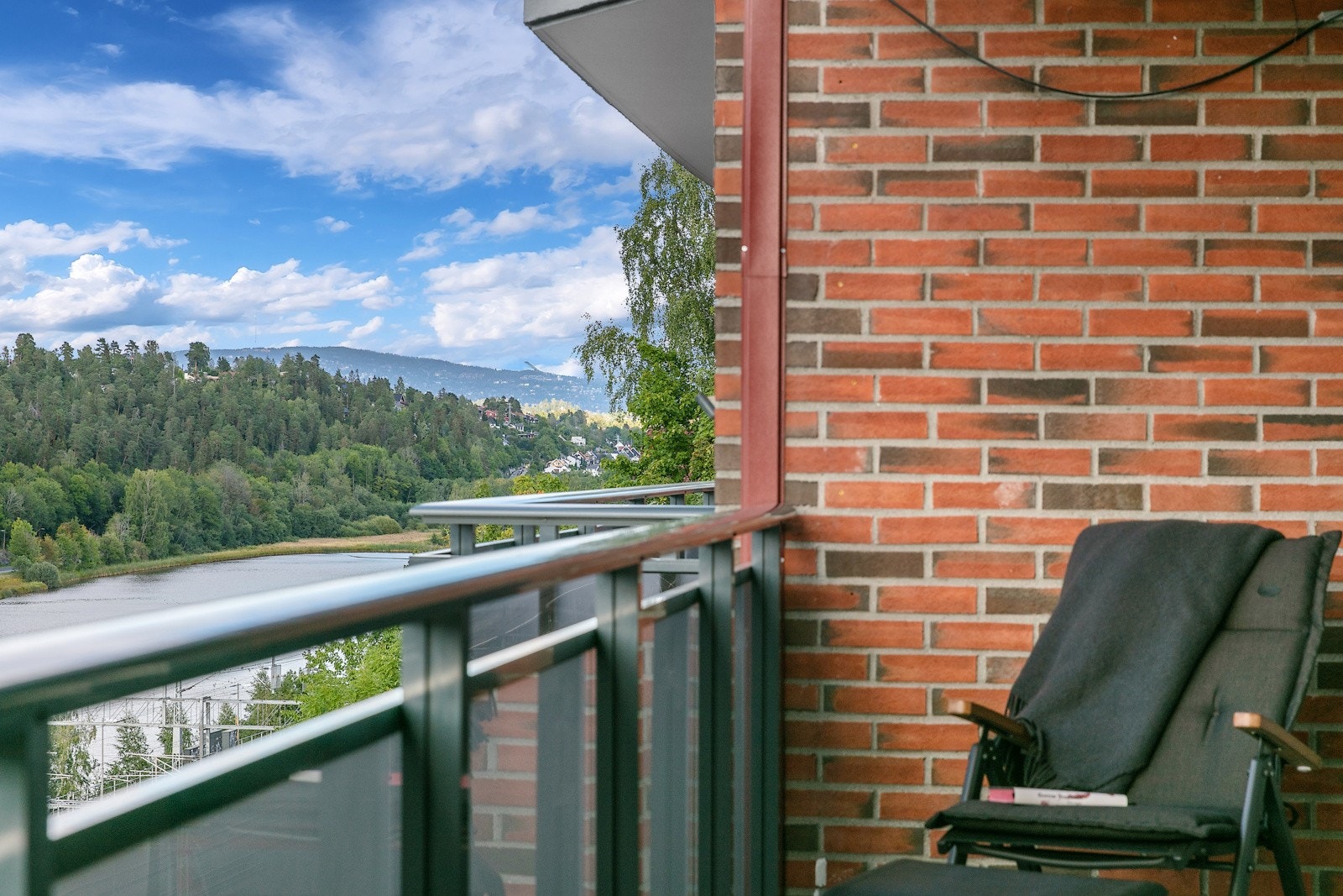 Balkongen ligger lunt og tilbaketrukket til. Utsikt mot Holmenkollen i det fjerne Galleribilde