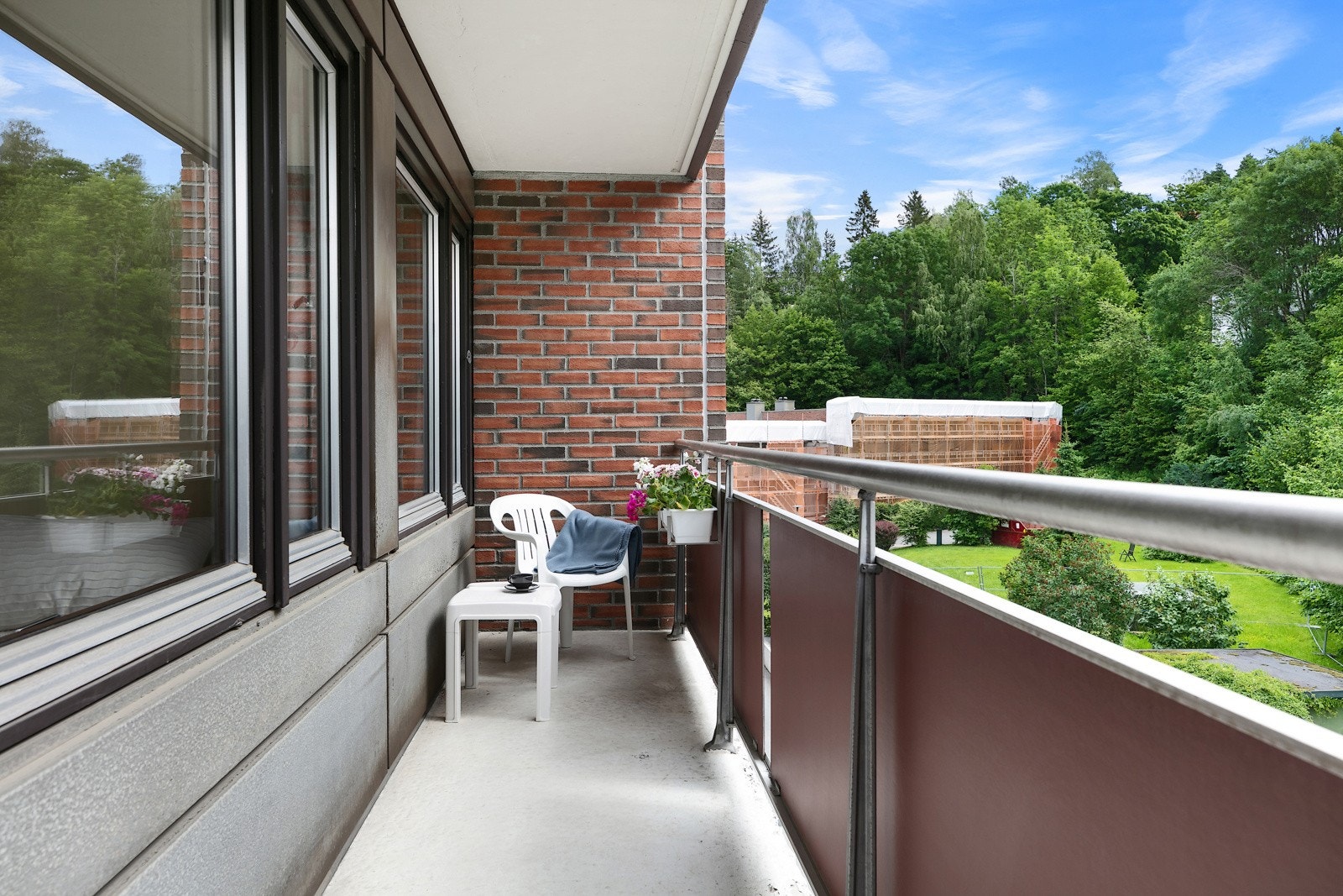 På soveromsiden er det utgang til en balkong på 7 m², med utsikt til de hyggelige fellesarealene i senter av bebyggelsen Galleribilde