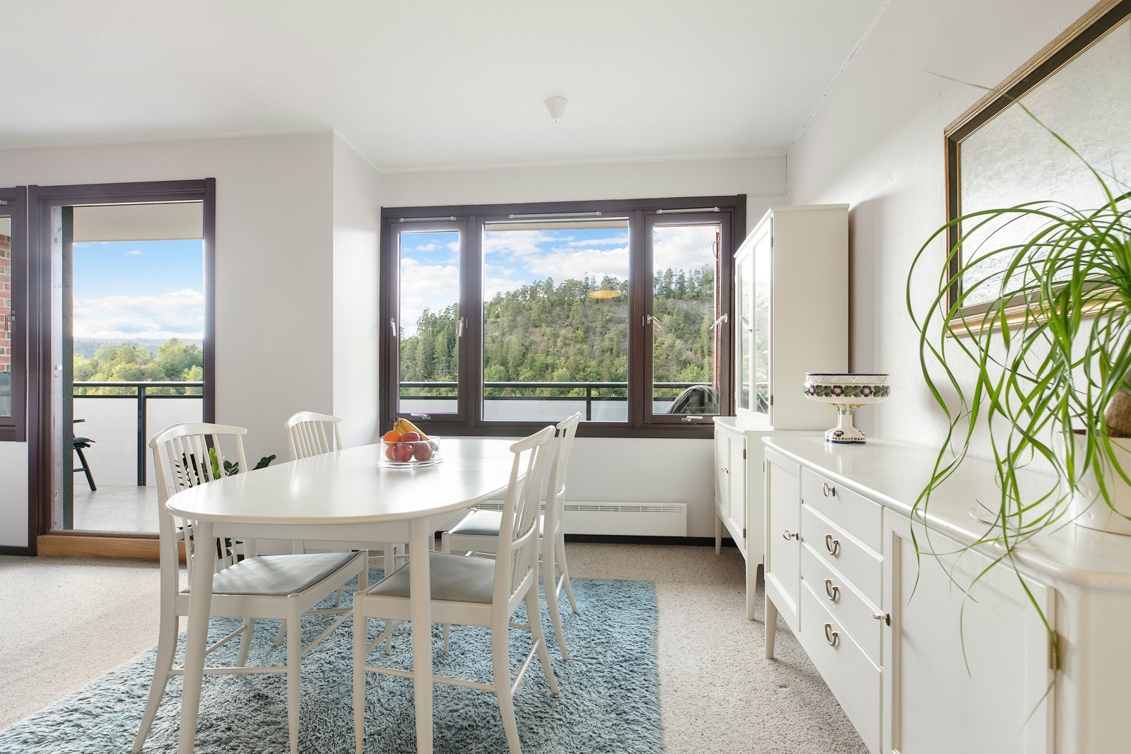 Spisestue med god plass for gode oppbevaringsløsninger Galleribilde