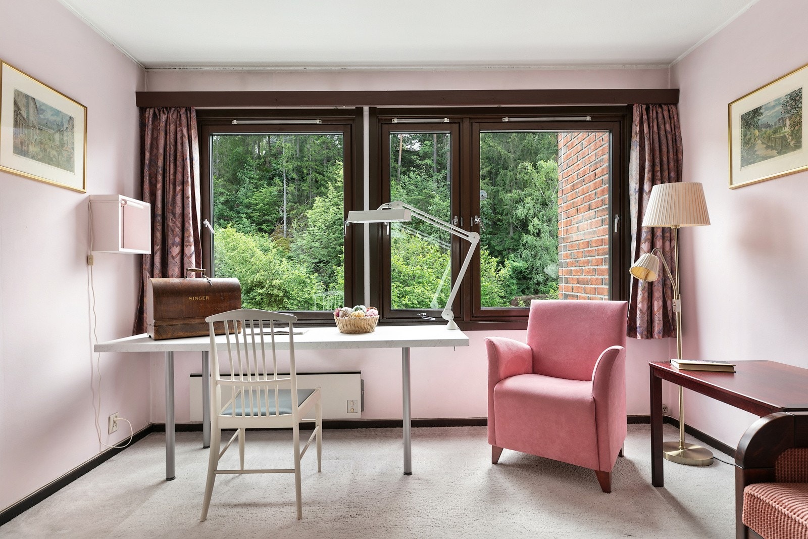 Dette soverommet har rikelig med plass for en dobbeltseng Galleribilde