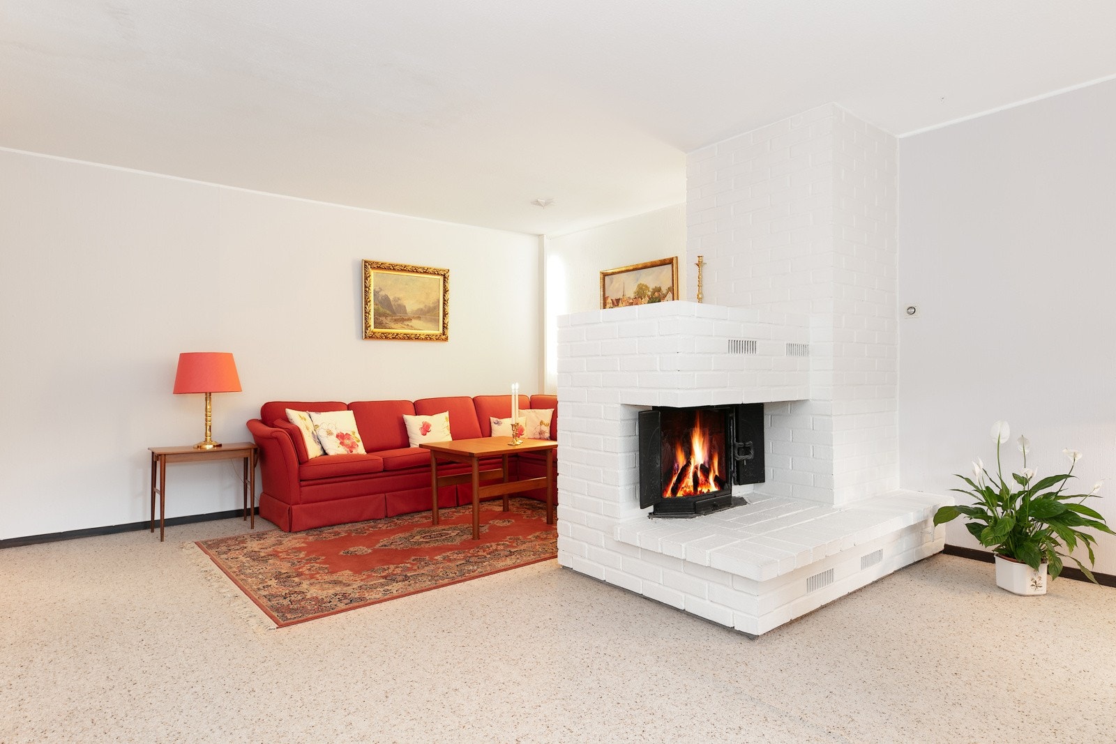 Sentralt i stuen er det montert en peis som gir fin stemning på kalde dager Galleribilde