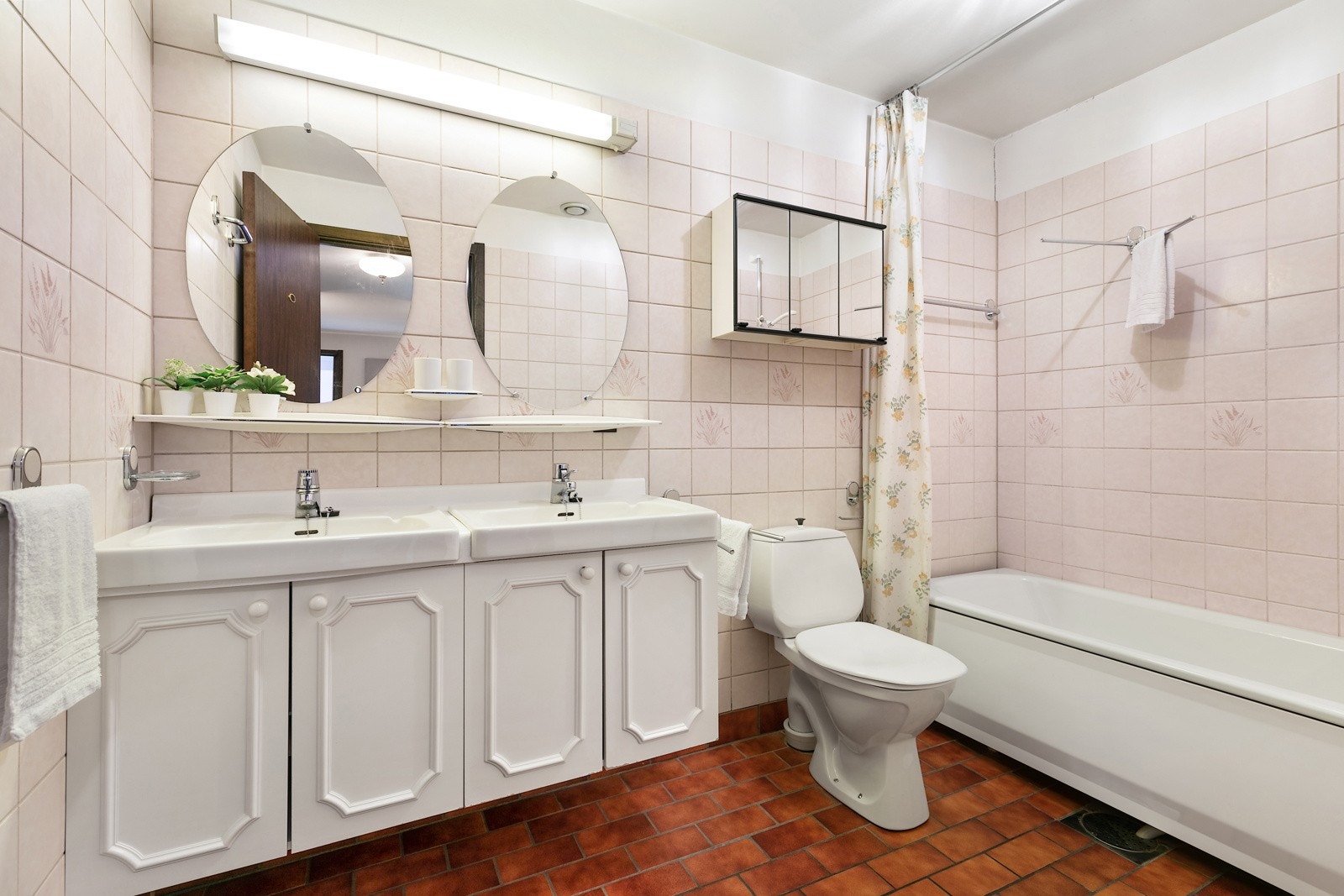 Leiligheten er utstyrt med et bad av god størrelse, med opprinnelig våtromkonstruksjon fra byggeår Galleribilde