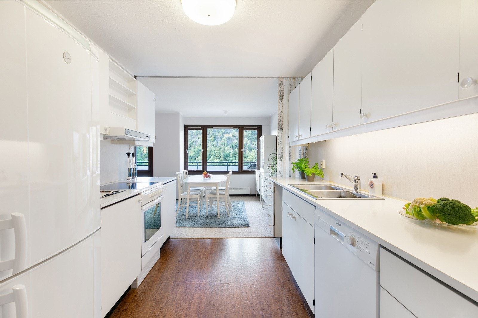 Kjøkkenet har fin størrelse, og opprinnelig innredning fra Sigdal Galleribilde