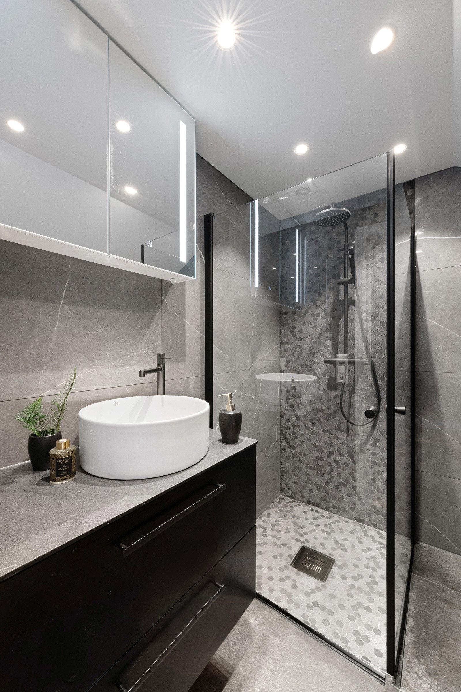 Badet var nytt i år og er stilig med sorte detaljer og moderne fliser i harmonerende farger. Galleribilde