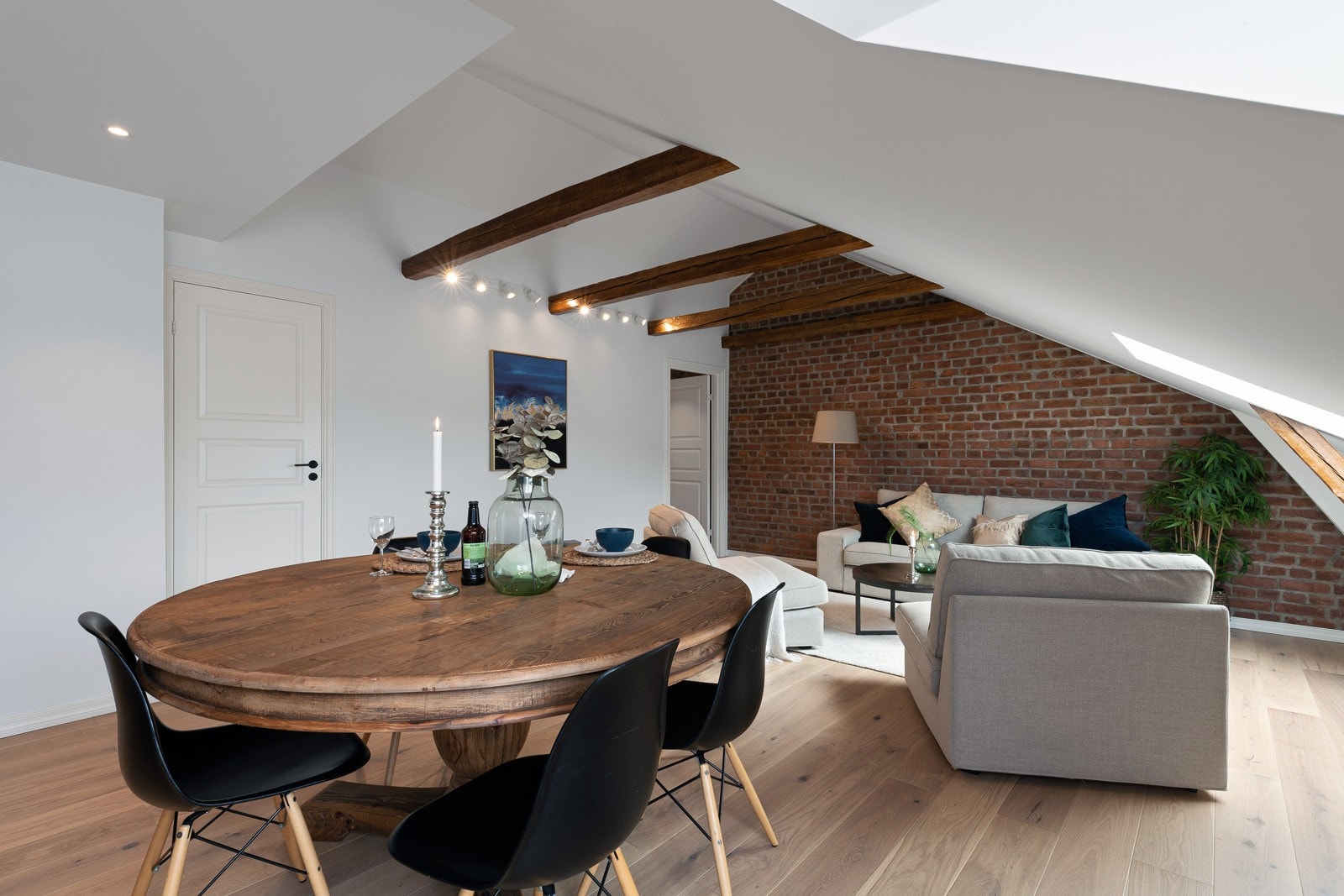 Stuen er innbydende med rikelig lys fra store takvinduer og det er luftig med ekstra takhøyde. Galleribilde